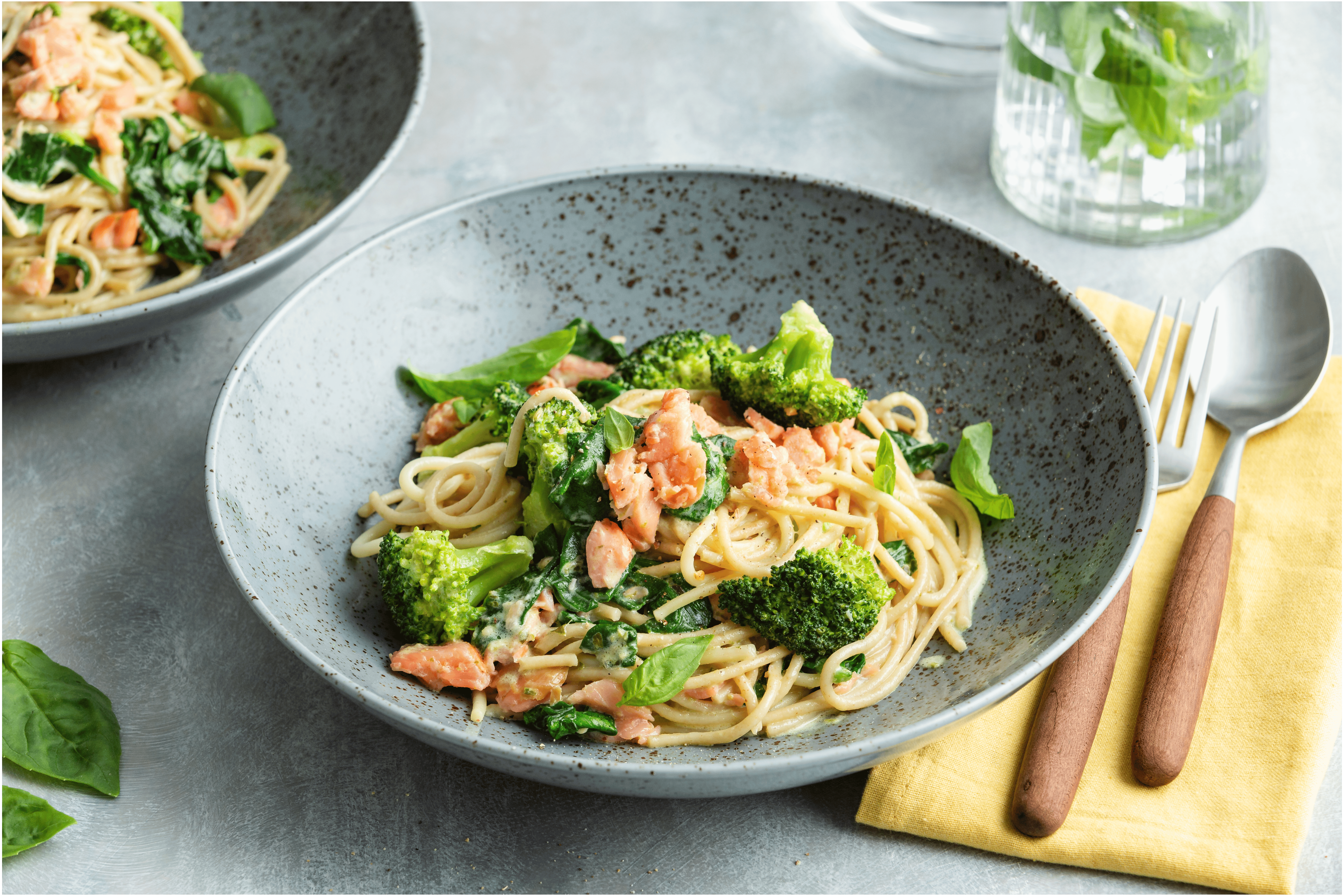 Spaghetti met broccoli, zalm en romige pestosaus