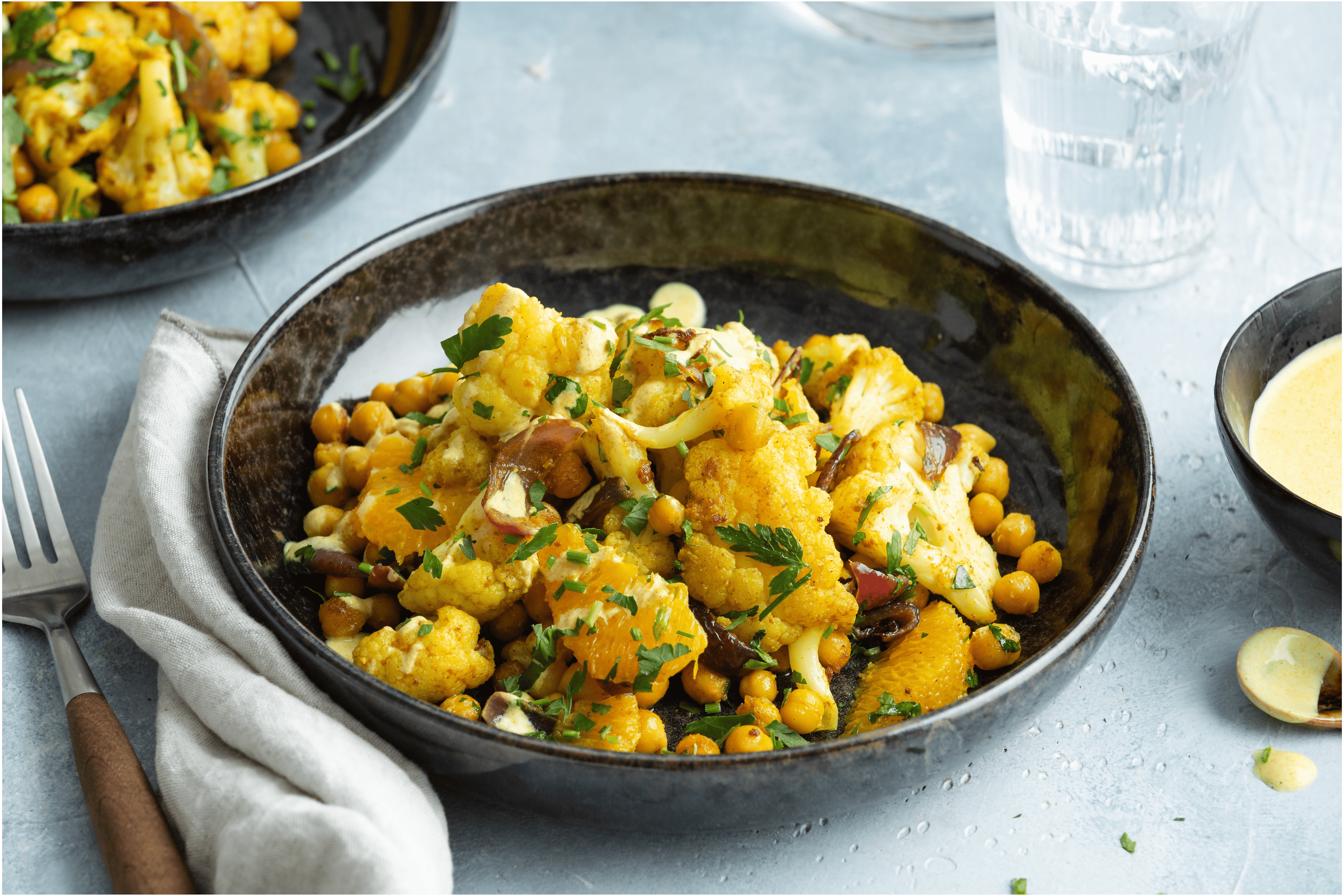 Lauwwarme bloemkoolsalade met sinaasappel en kerriesaus