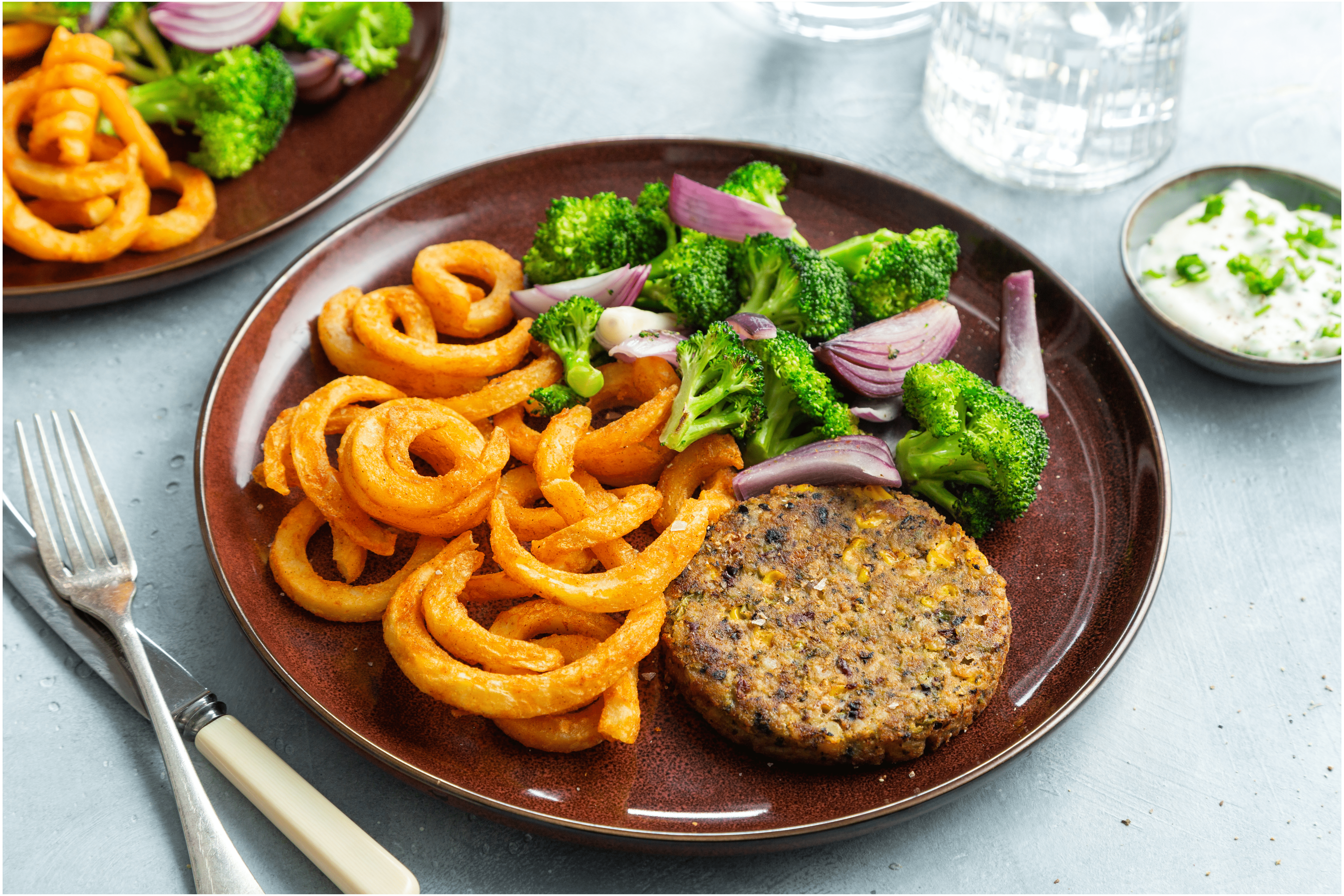 Chili bonenburger met friet en gebakken broccoli