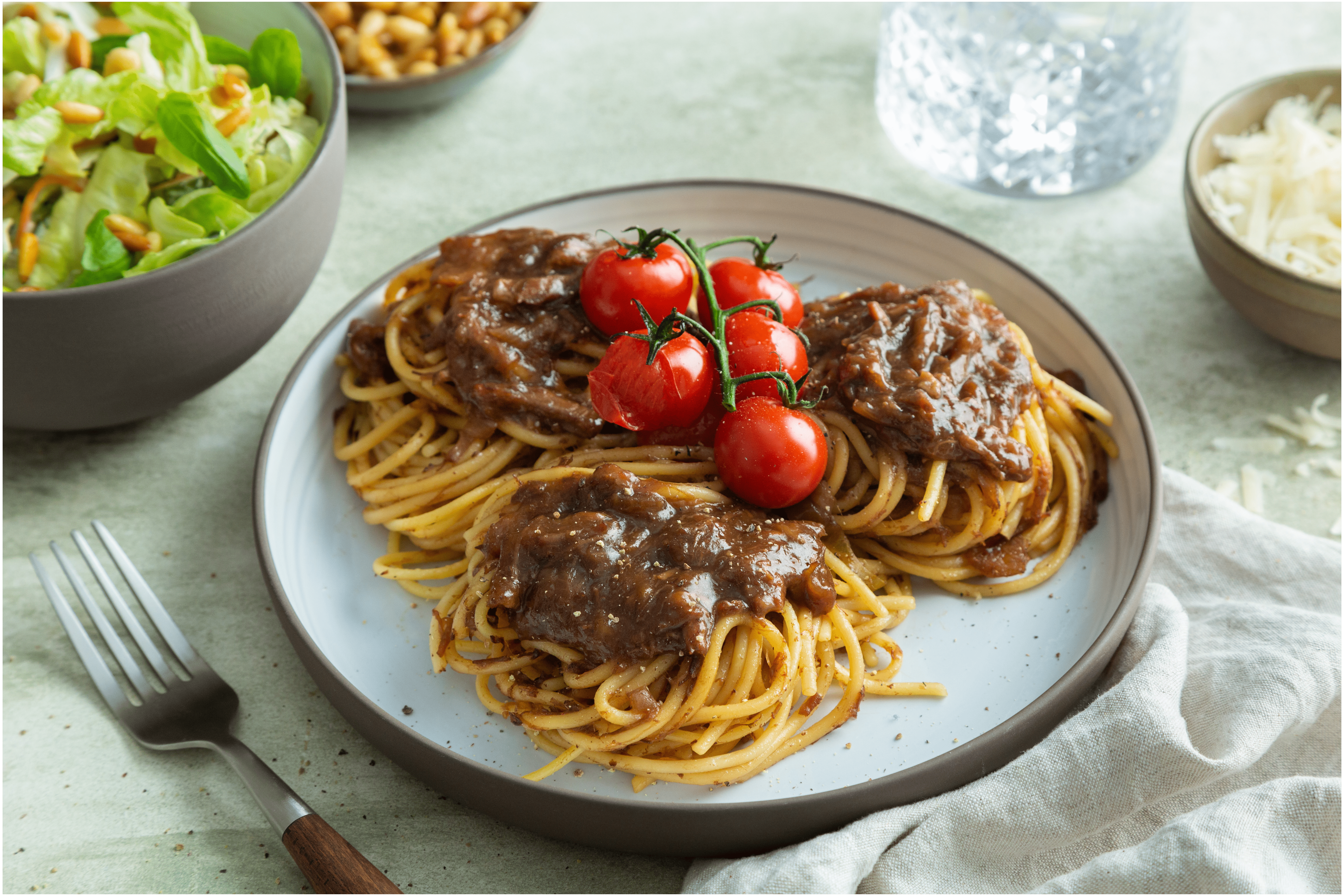 Spaghetti met stoofvlees en frisse rauwkostsalade