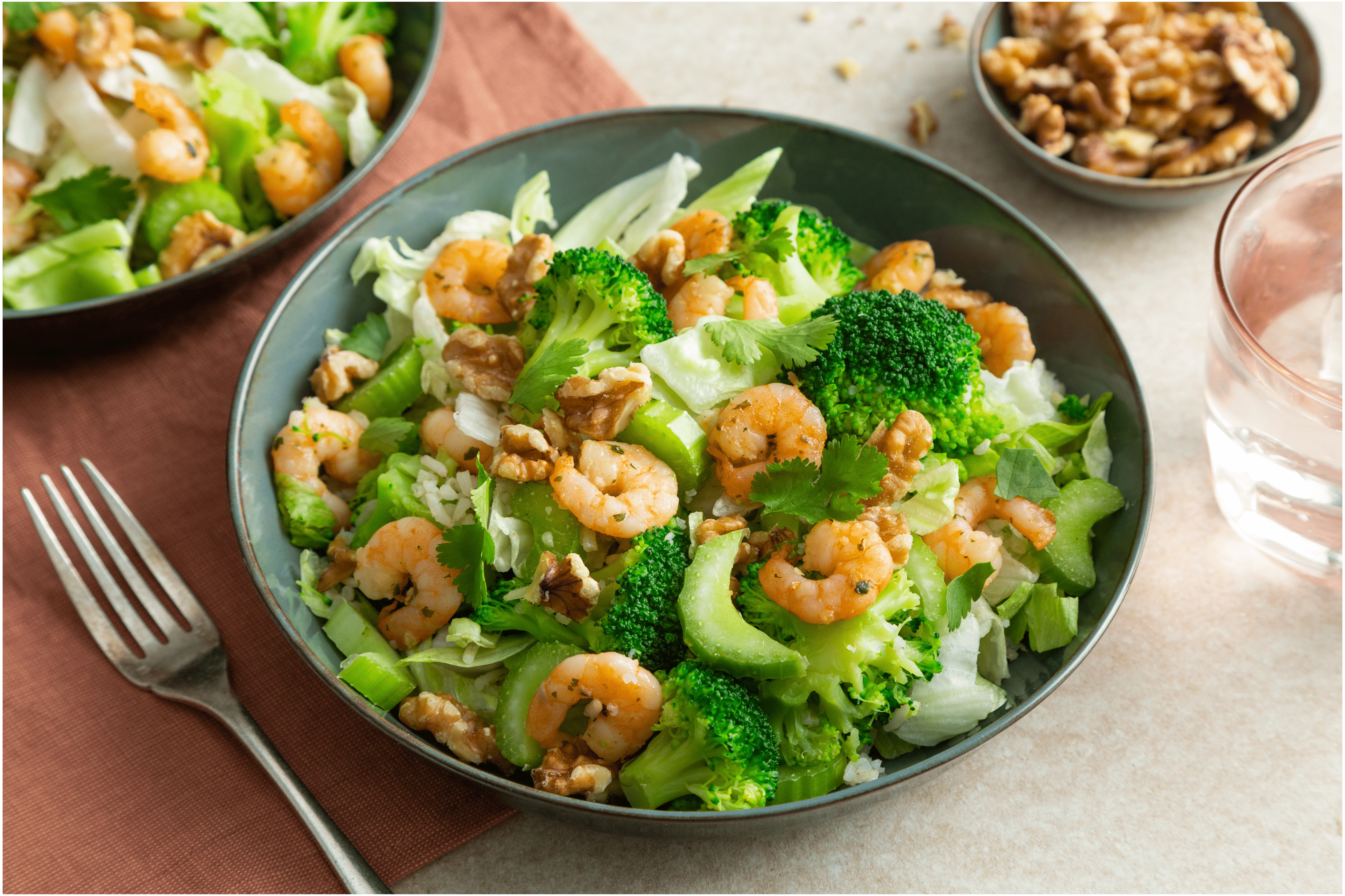 Knapperige rijstsalade met garnalen
