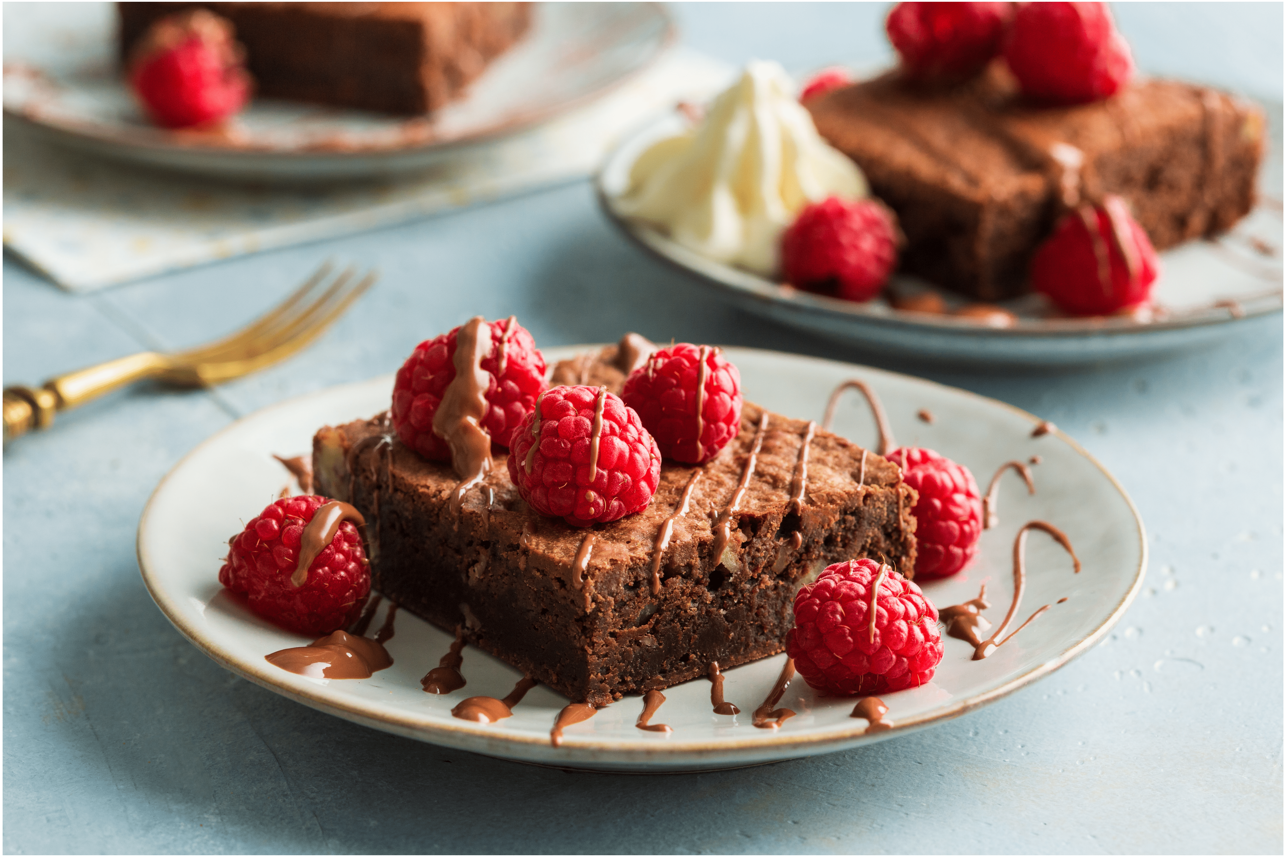 Brownie met gezouten karamel-chocoladesaus