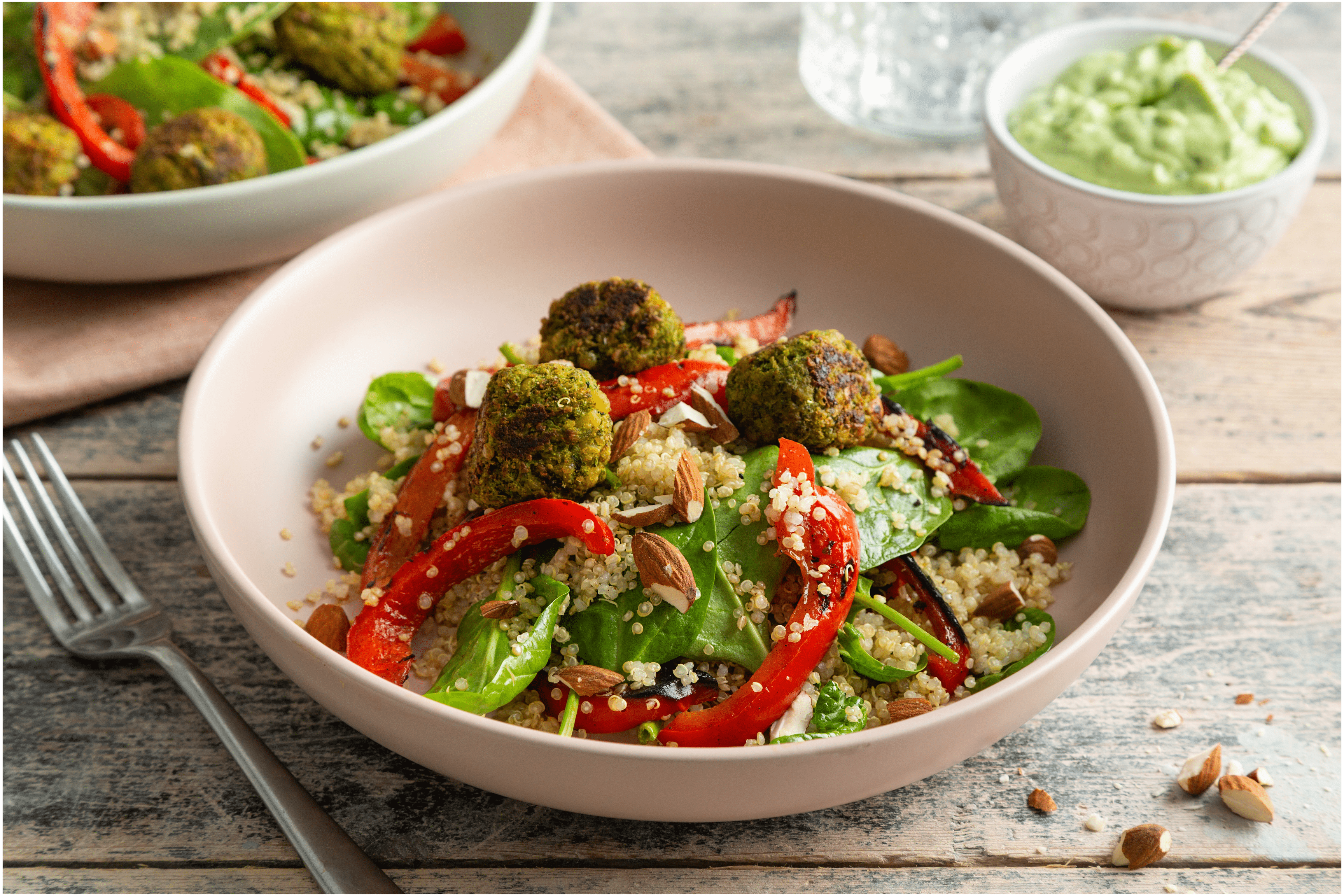Spinazie salade met falafel en avocado dip