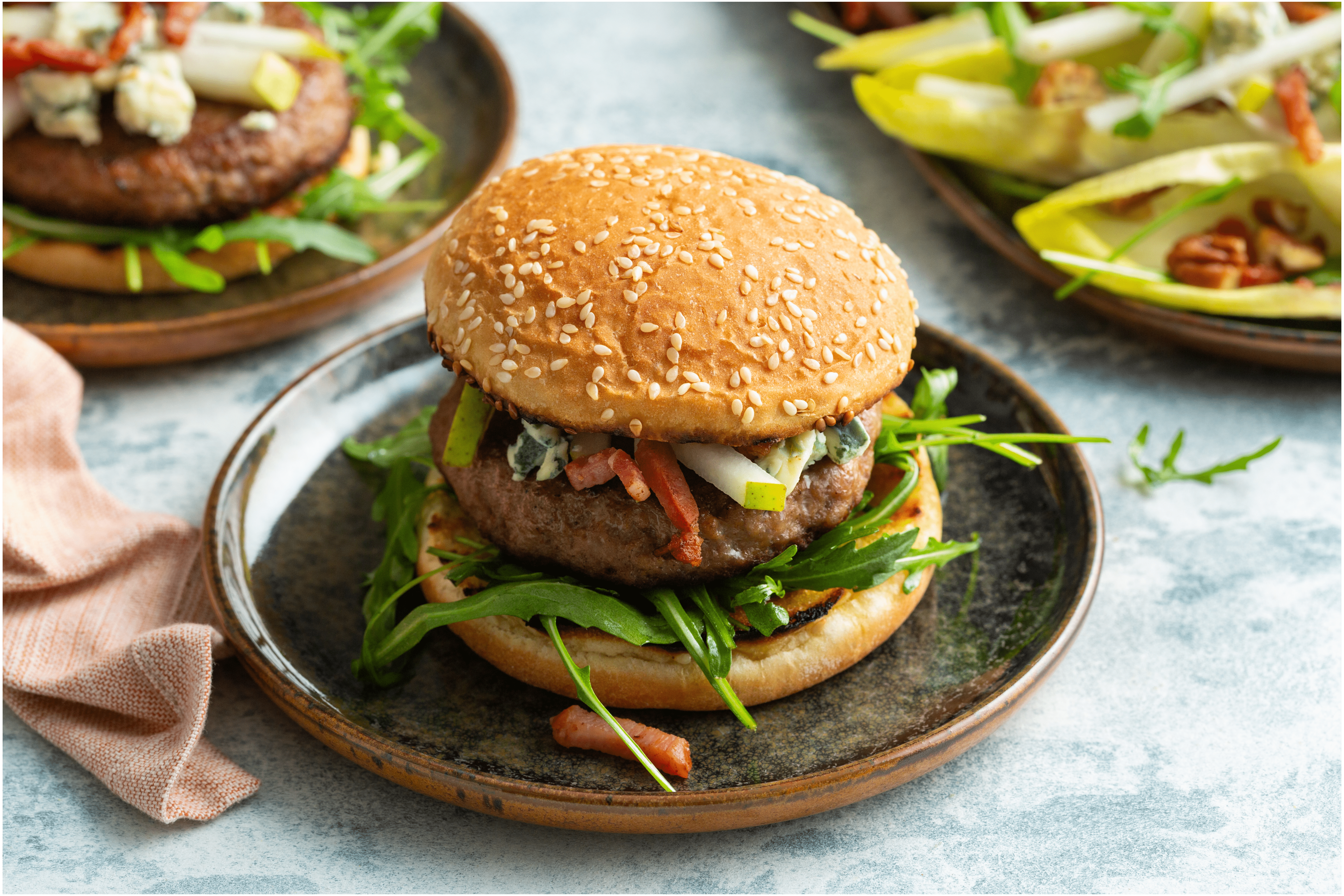 Hamburgers met peer en blauwe kaas