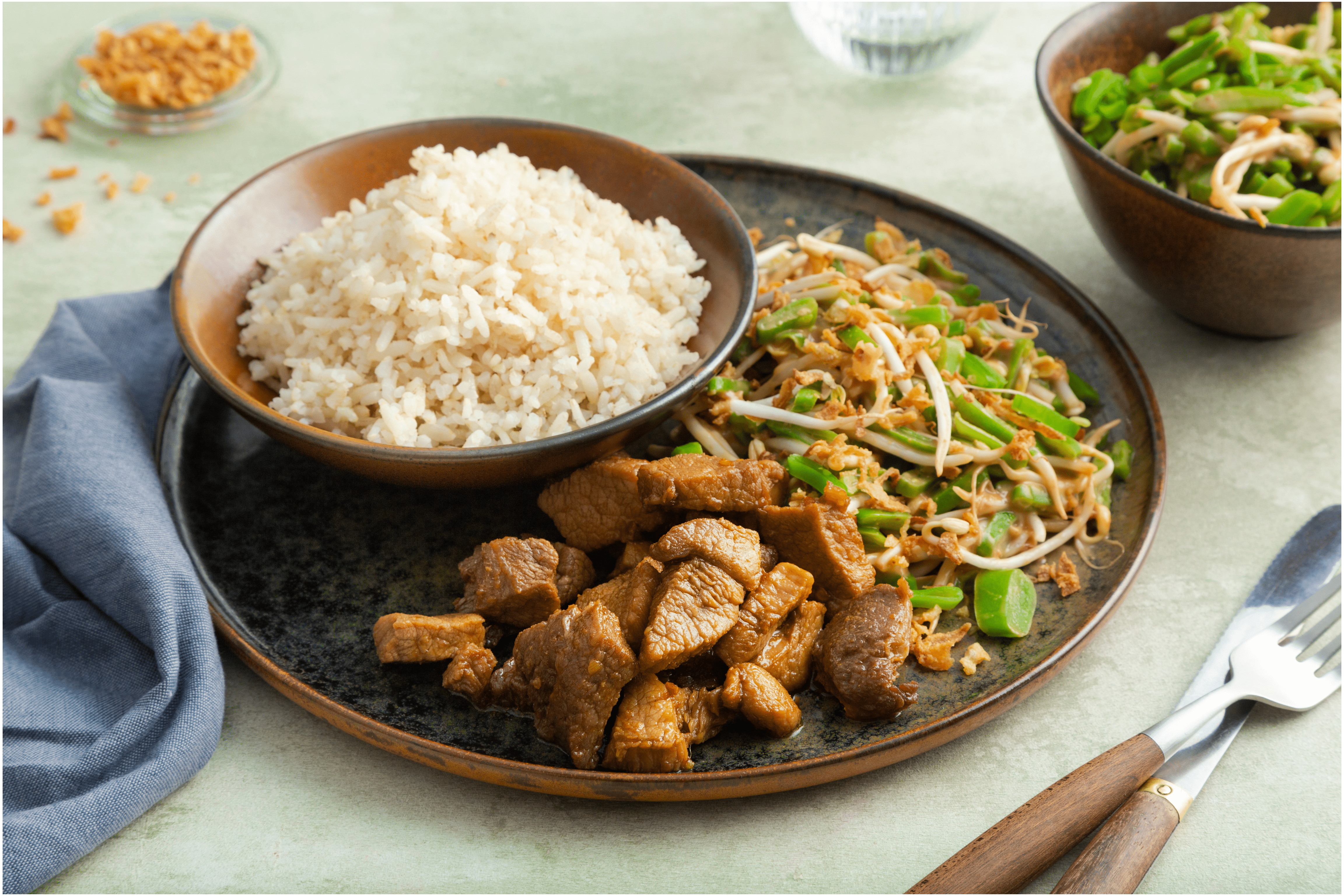 Saté van hamlappen met een snelle gadogado