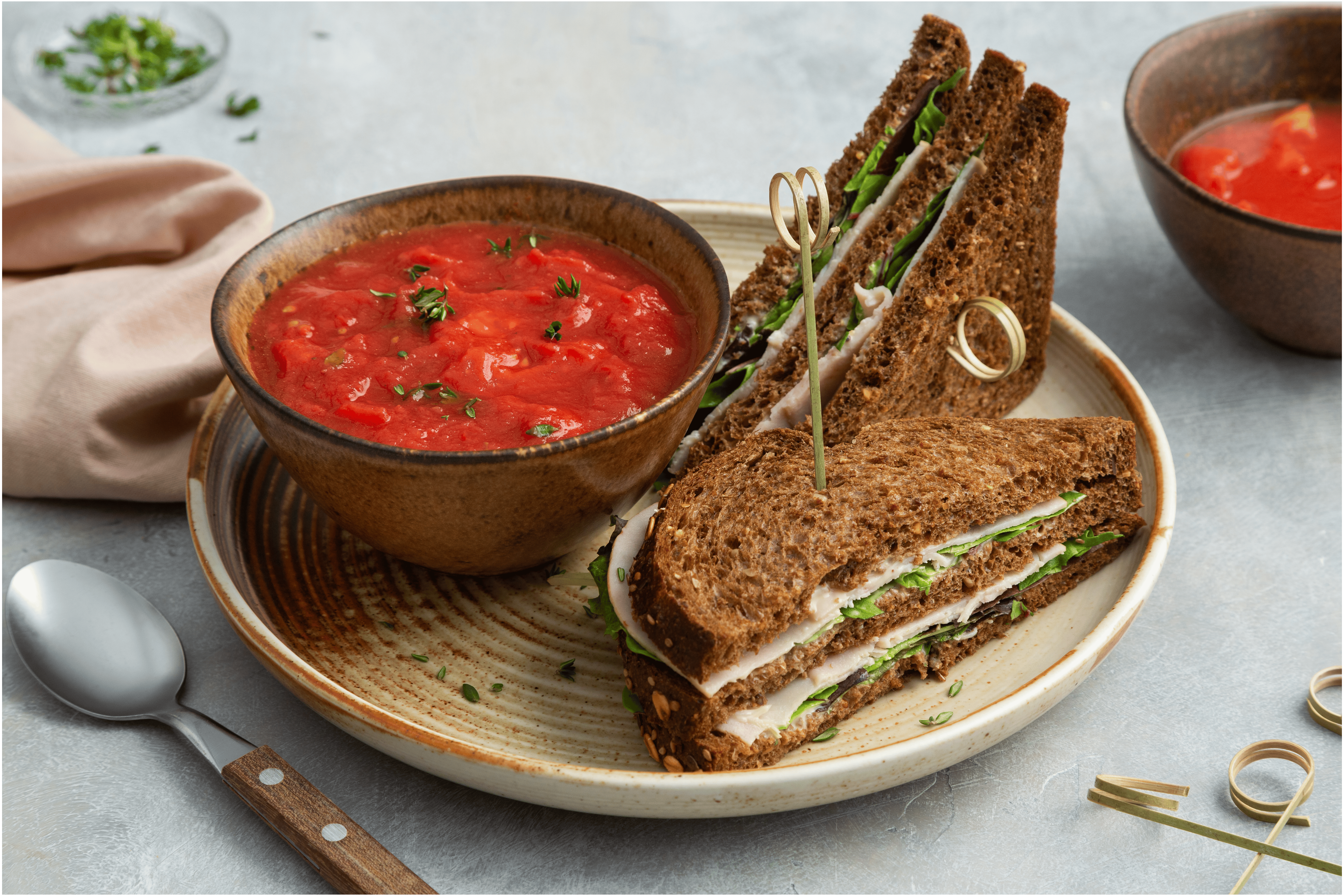 Snelle huisgemaakte tomatensoep met sandwiches
