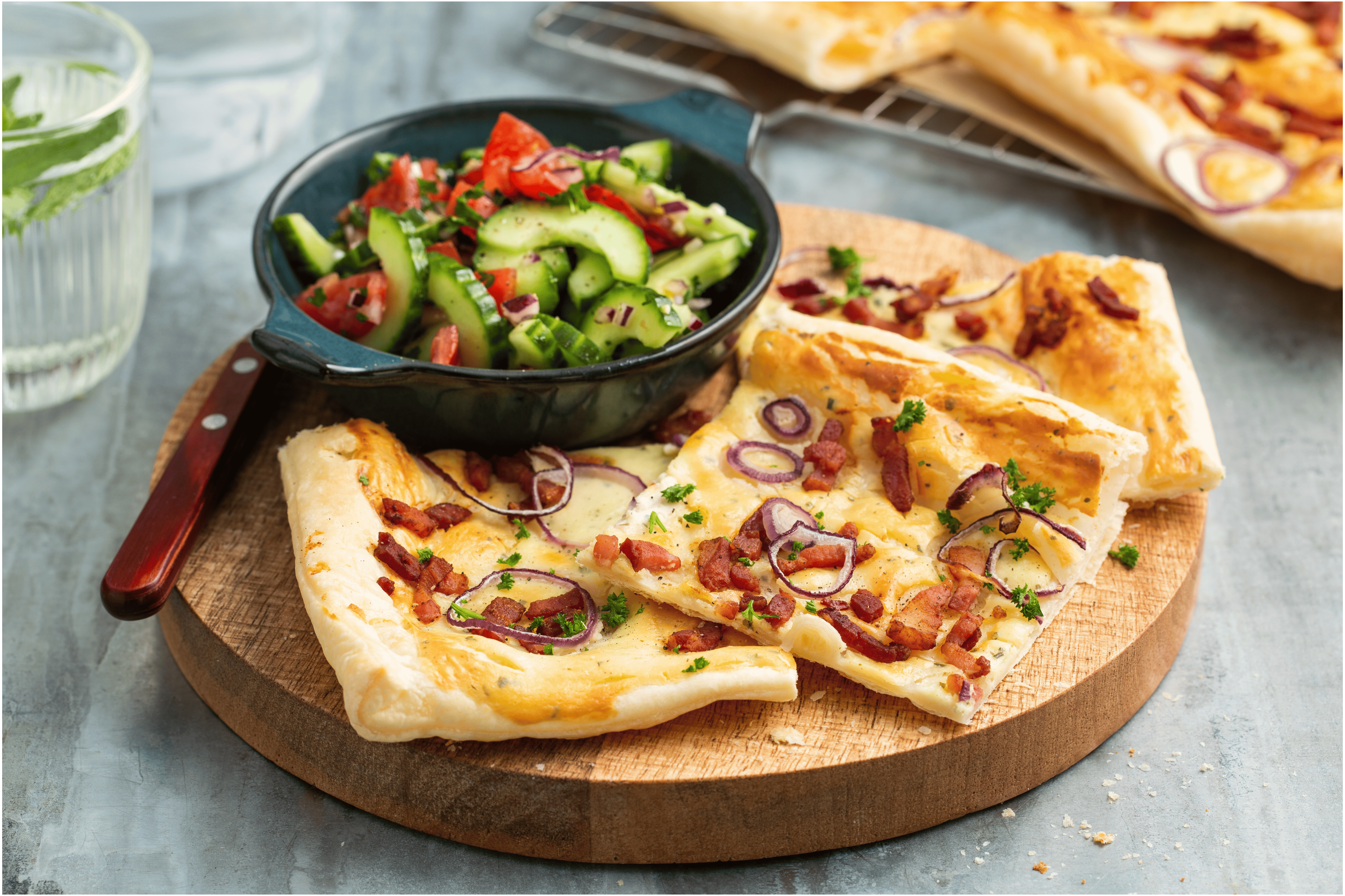 Flammkuchen met spek en ui en tomaten-komkommersalade