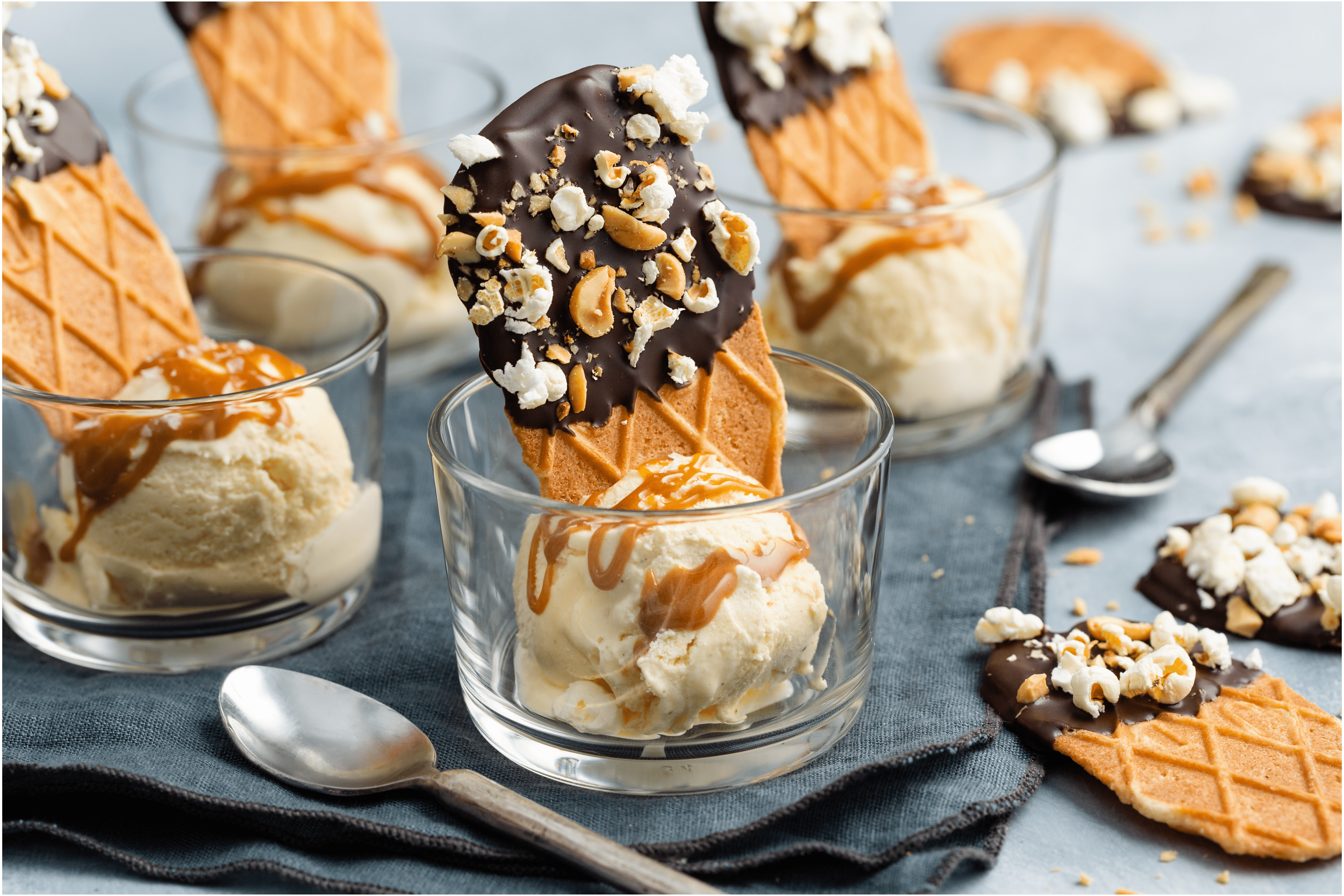 Chocolade wafels met popcorn en ijs