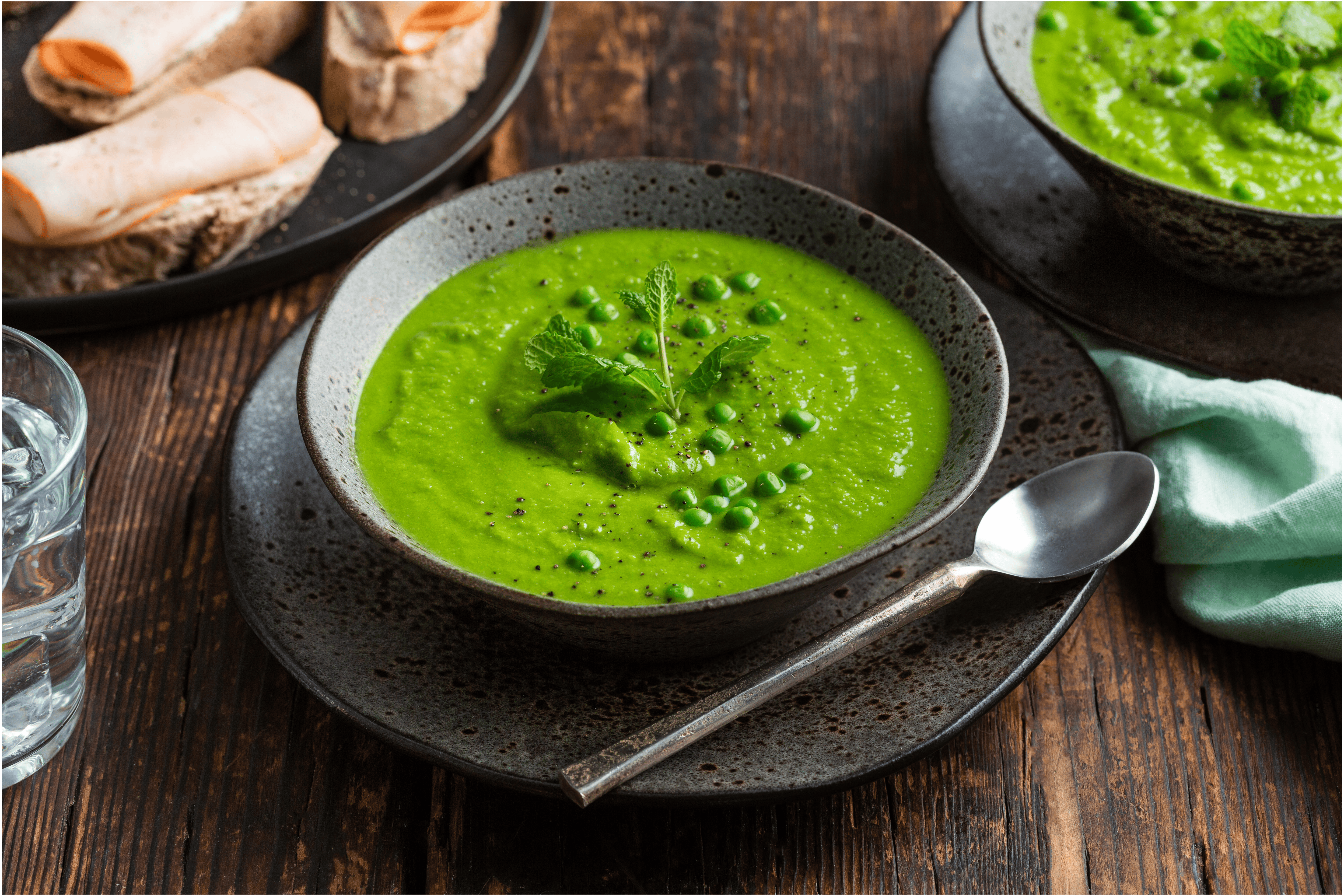 Groene tuinerwtjes soep met munt