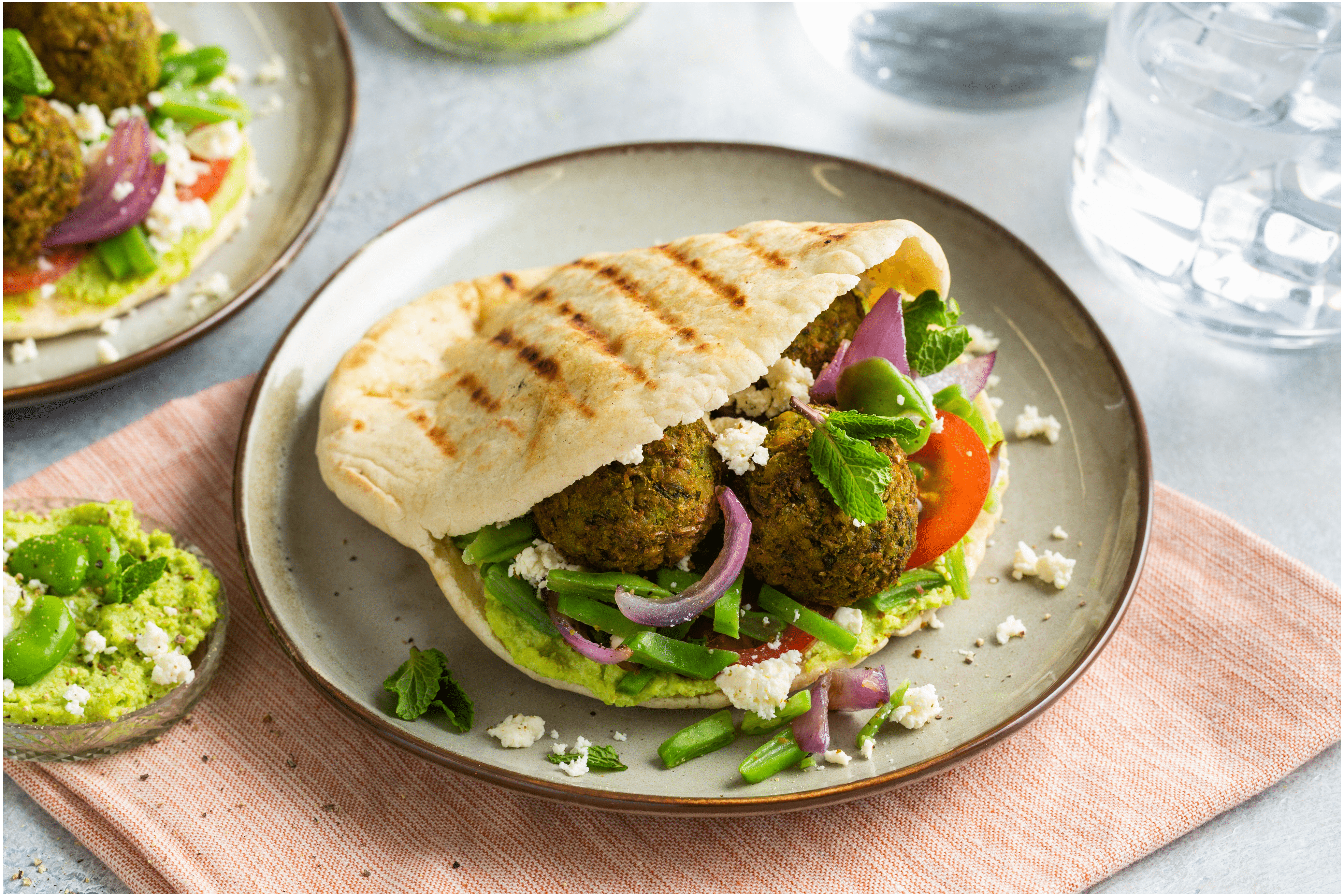 Pita falafel met tuinbonenhummus