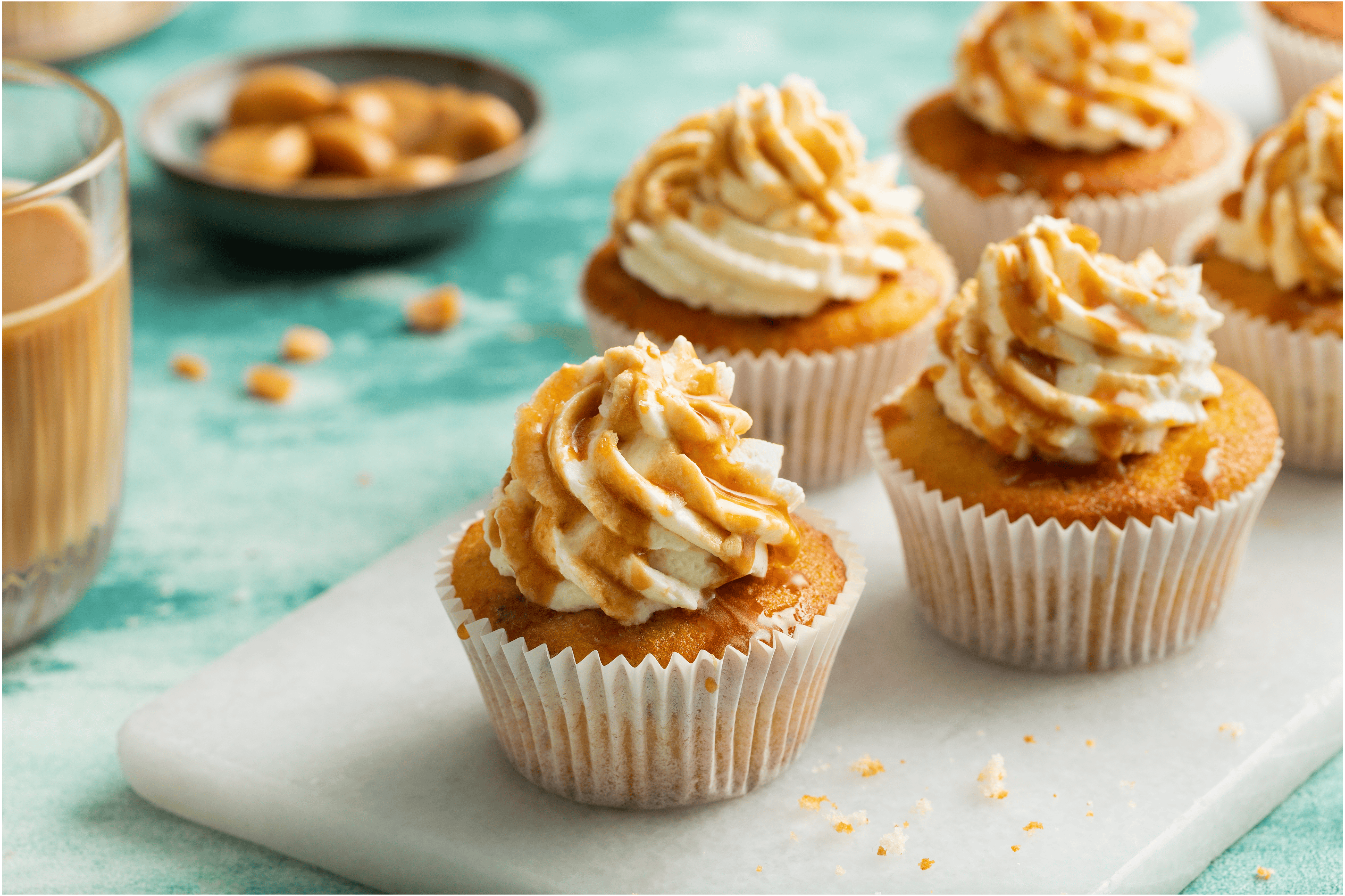 Koffie muffins met gezouten karamel