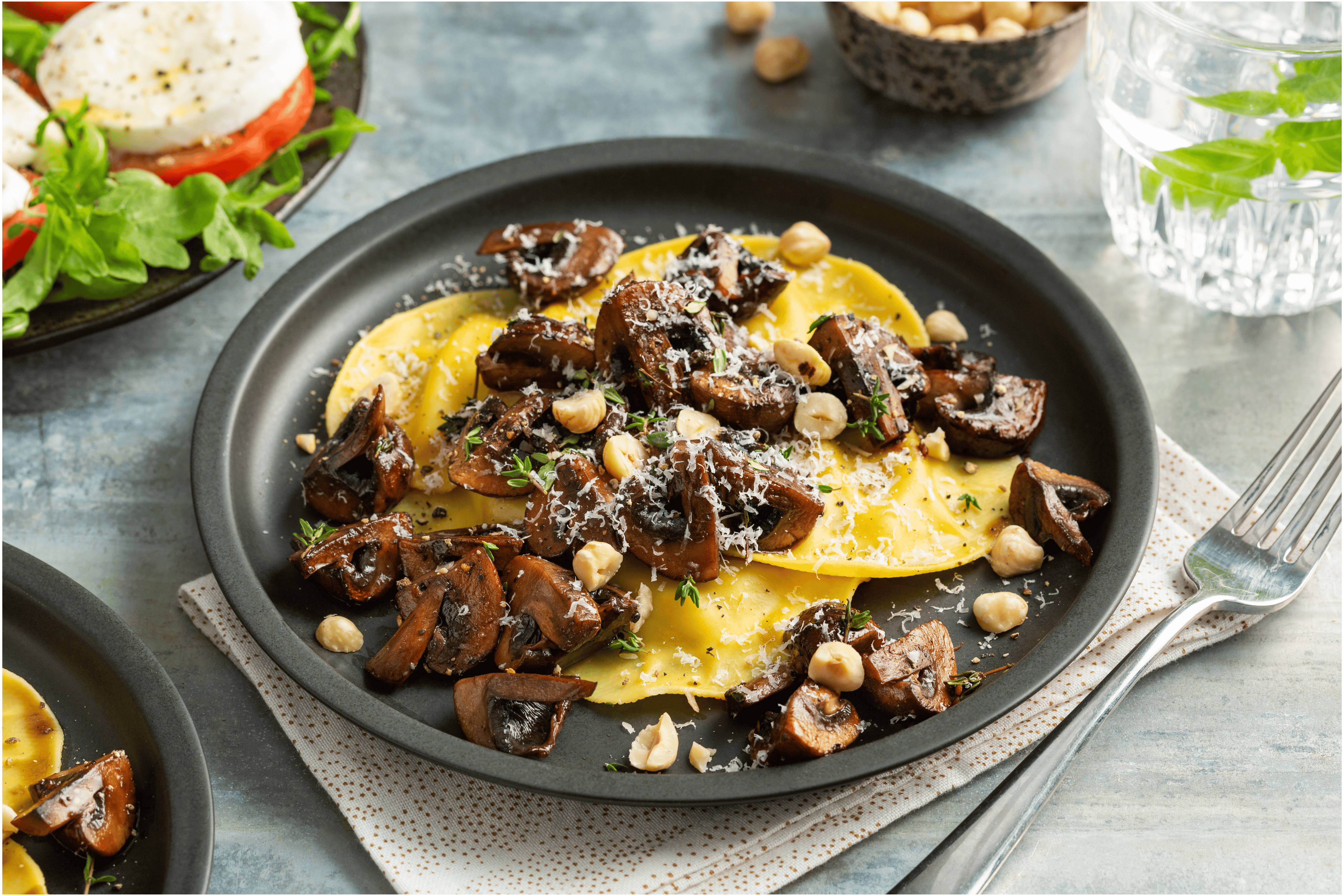 Ravioli met kastanjechampignons en salade caprese