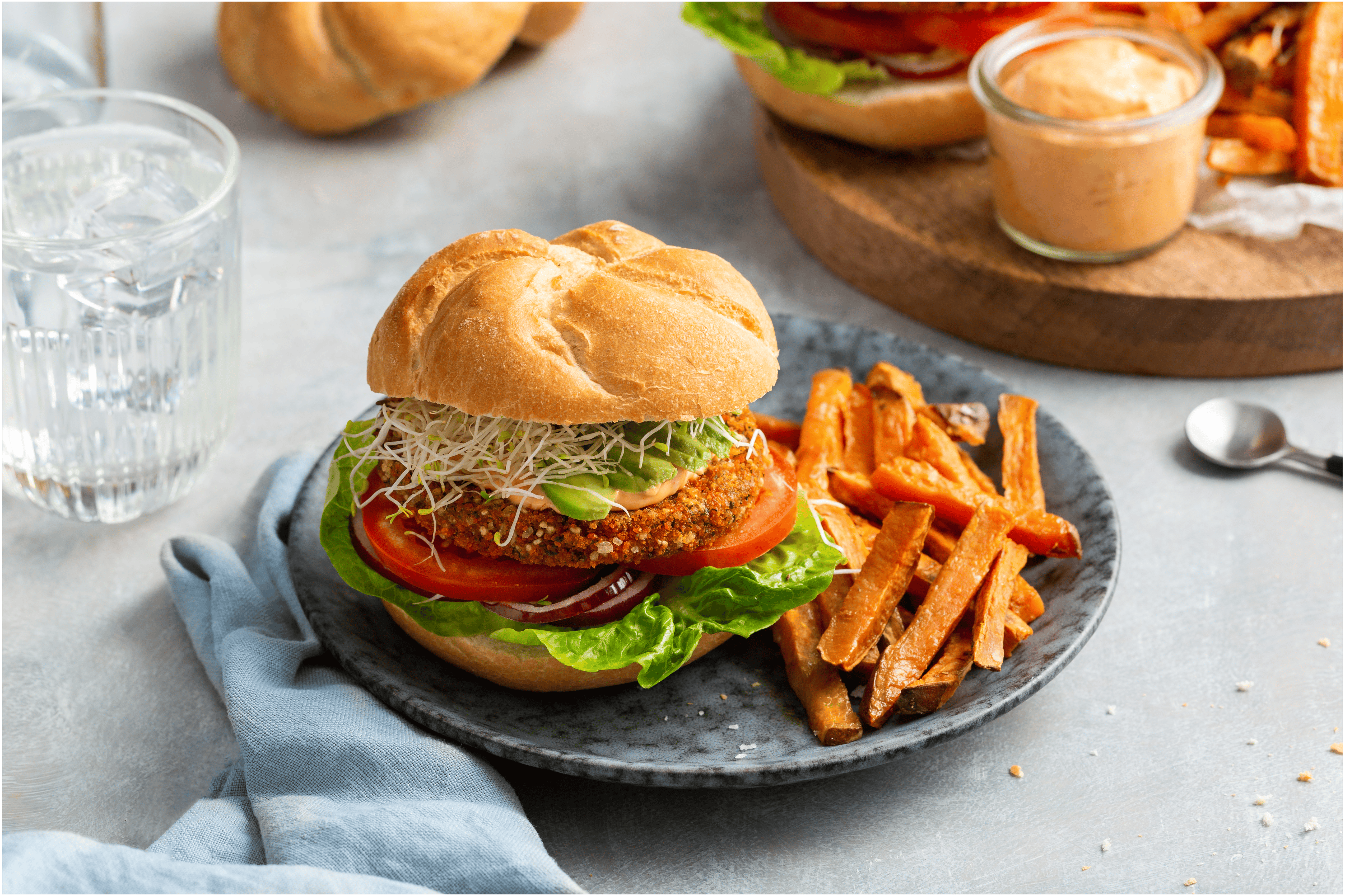 Bonenburger met avocado en zoete aardappelfriet
