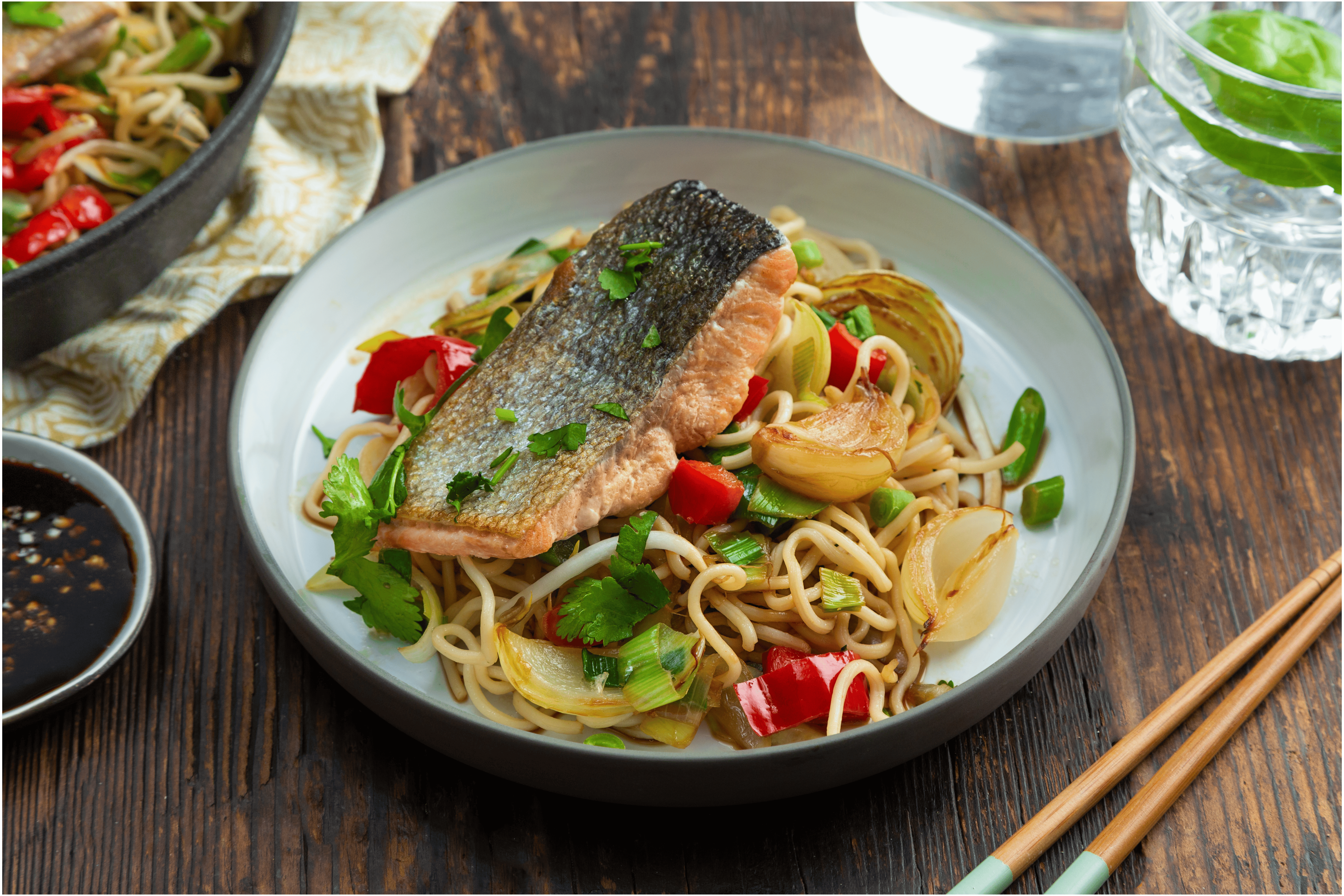 Noodles met gebakken zalm