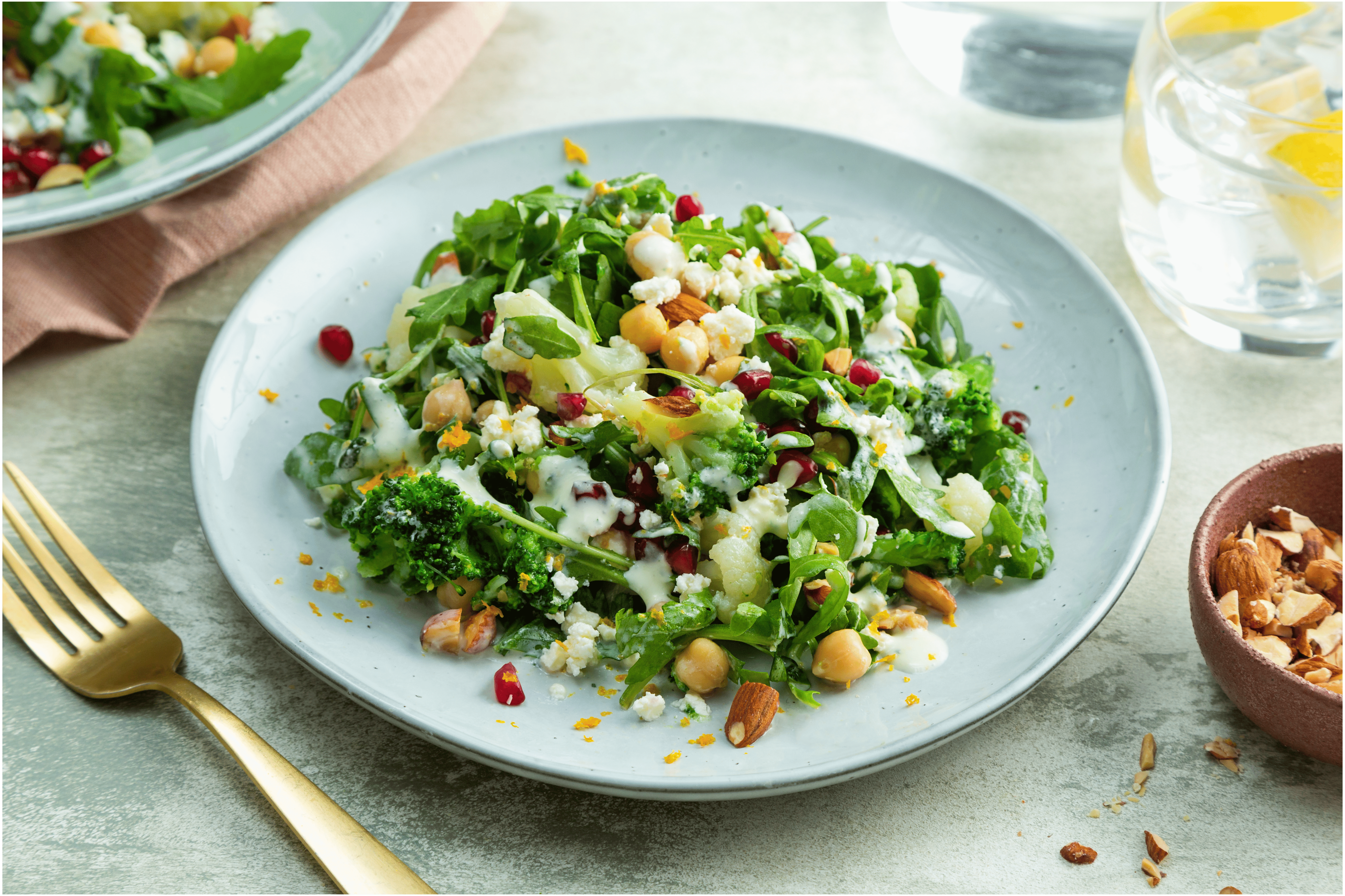 Kruidige kikkererwtensalade met broccoli en bloemkool