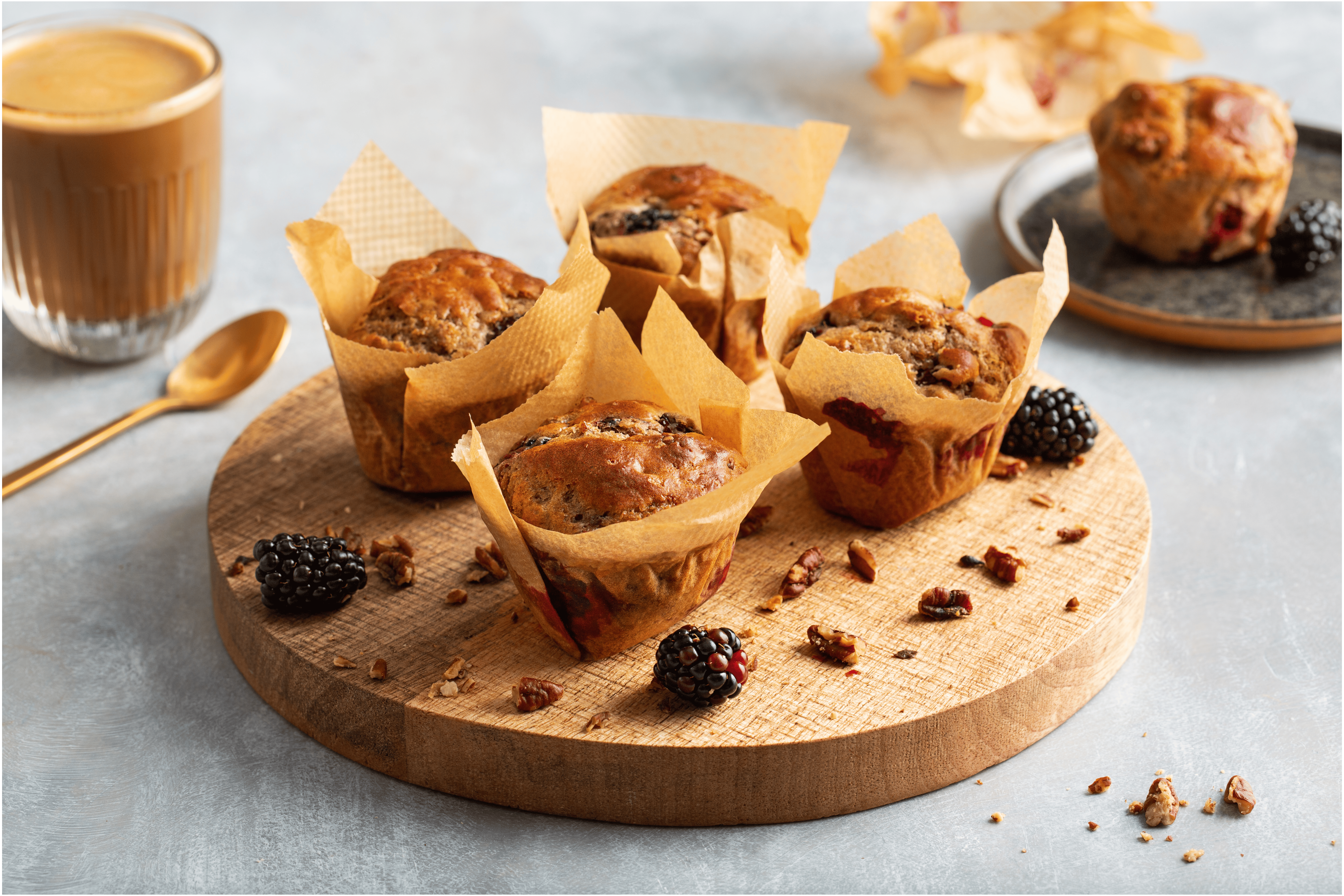 Yoghurtmuffins met bramen en pecannoten