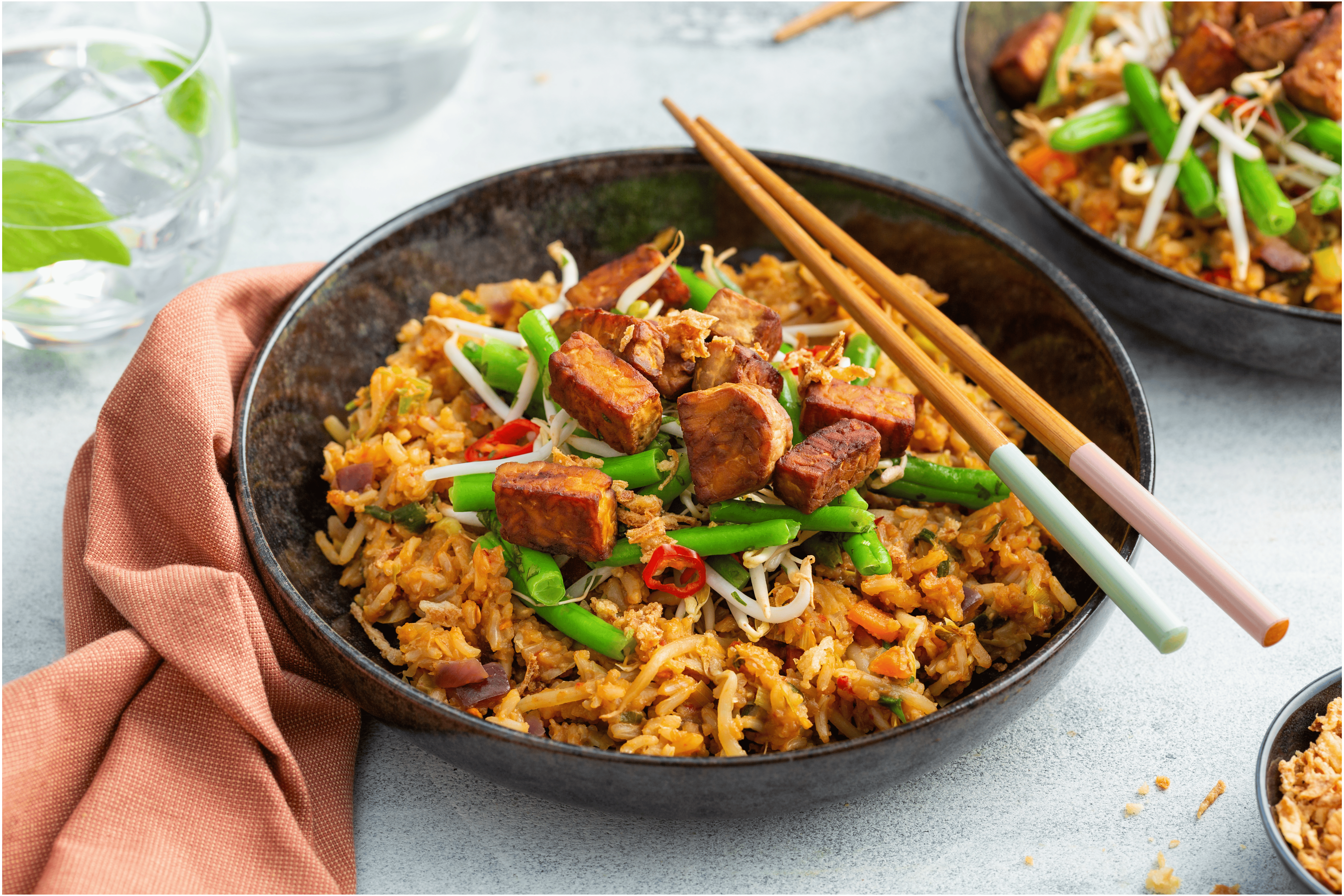 Pittige nasi met tempeh en zoetzure bonensalade