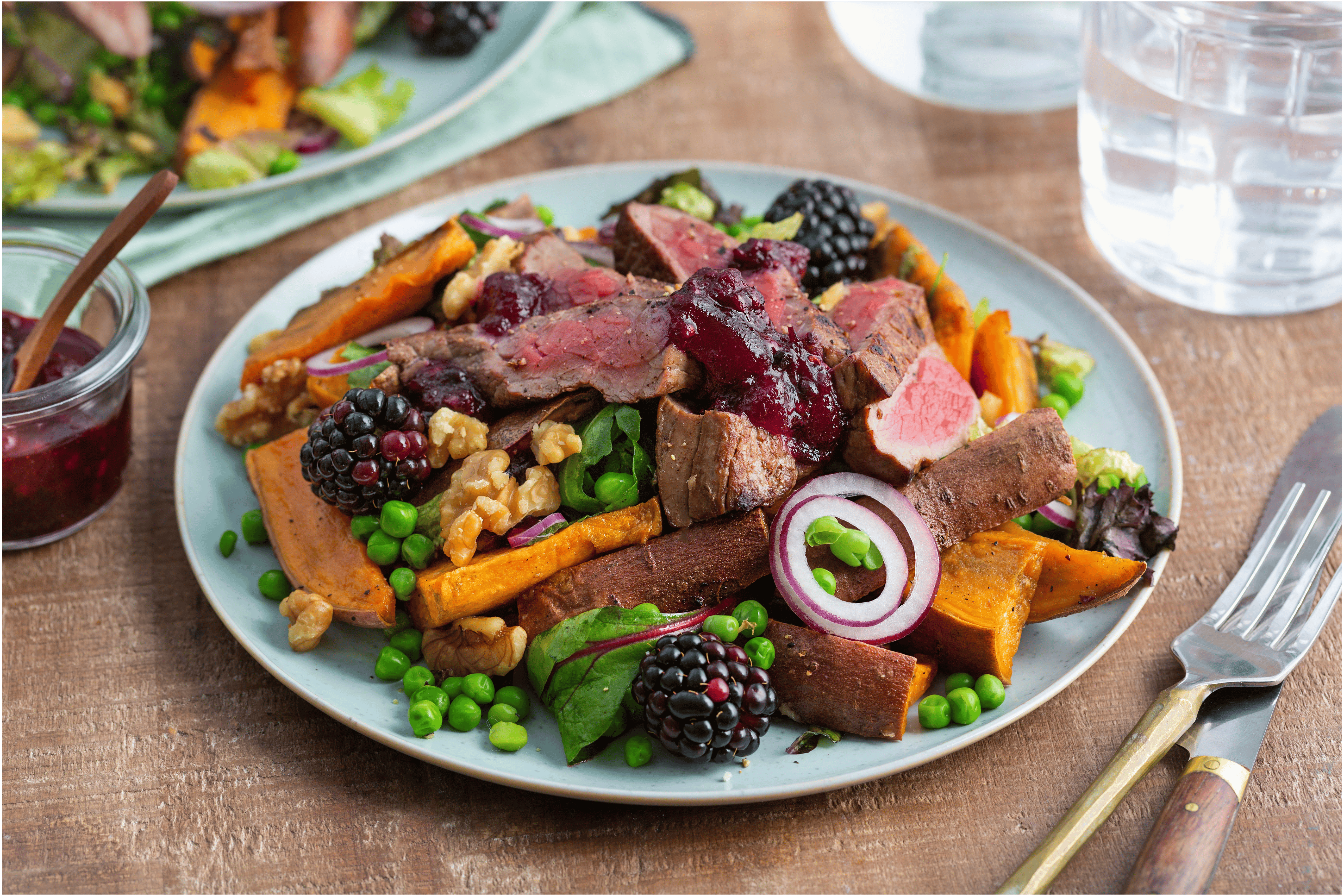 Herfstsalade met hertenbiefstuk en bramen