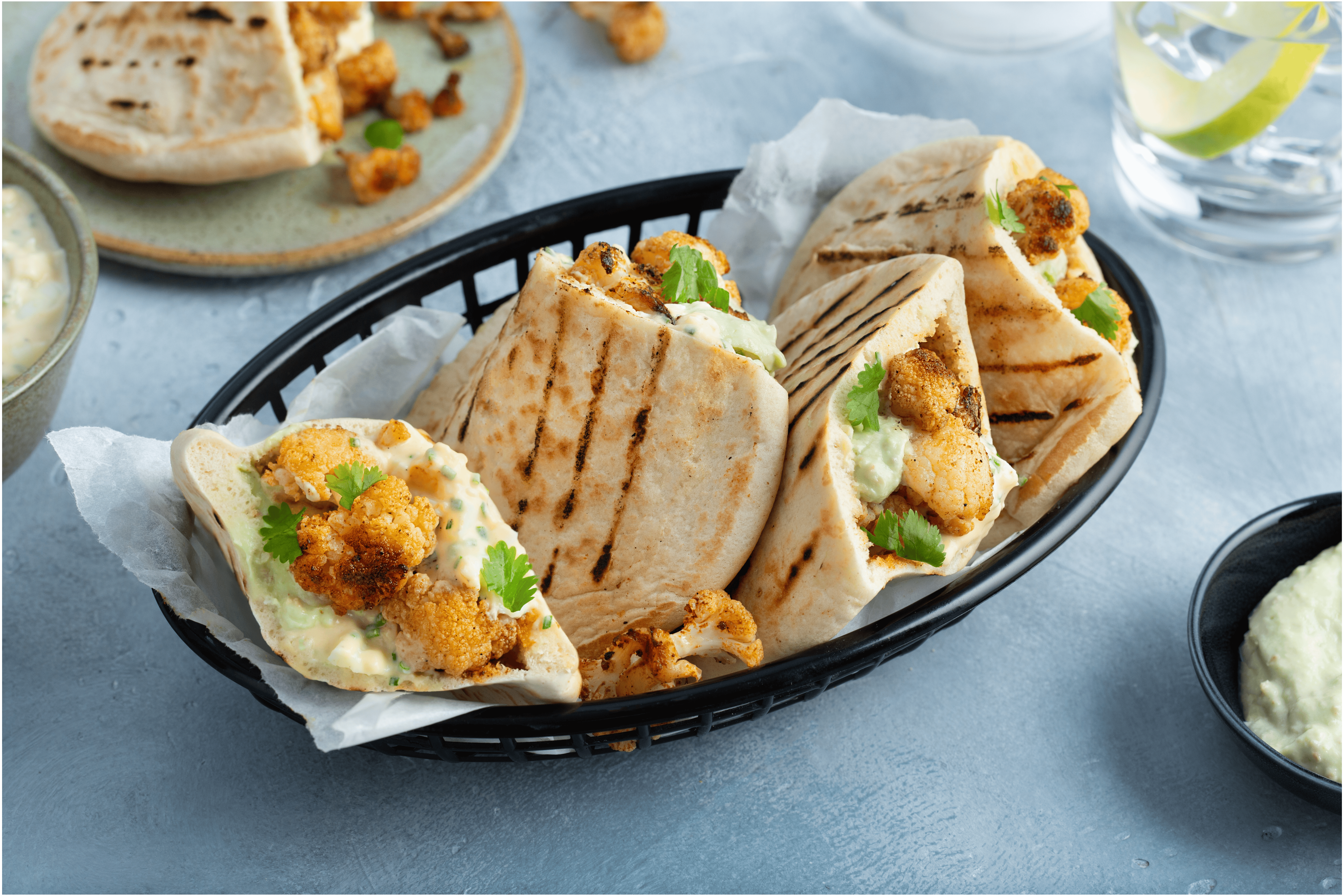 Pita met geroosterde bloemkool en avocado-dip