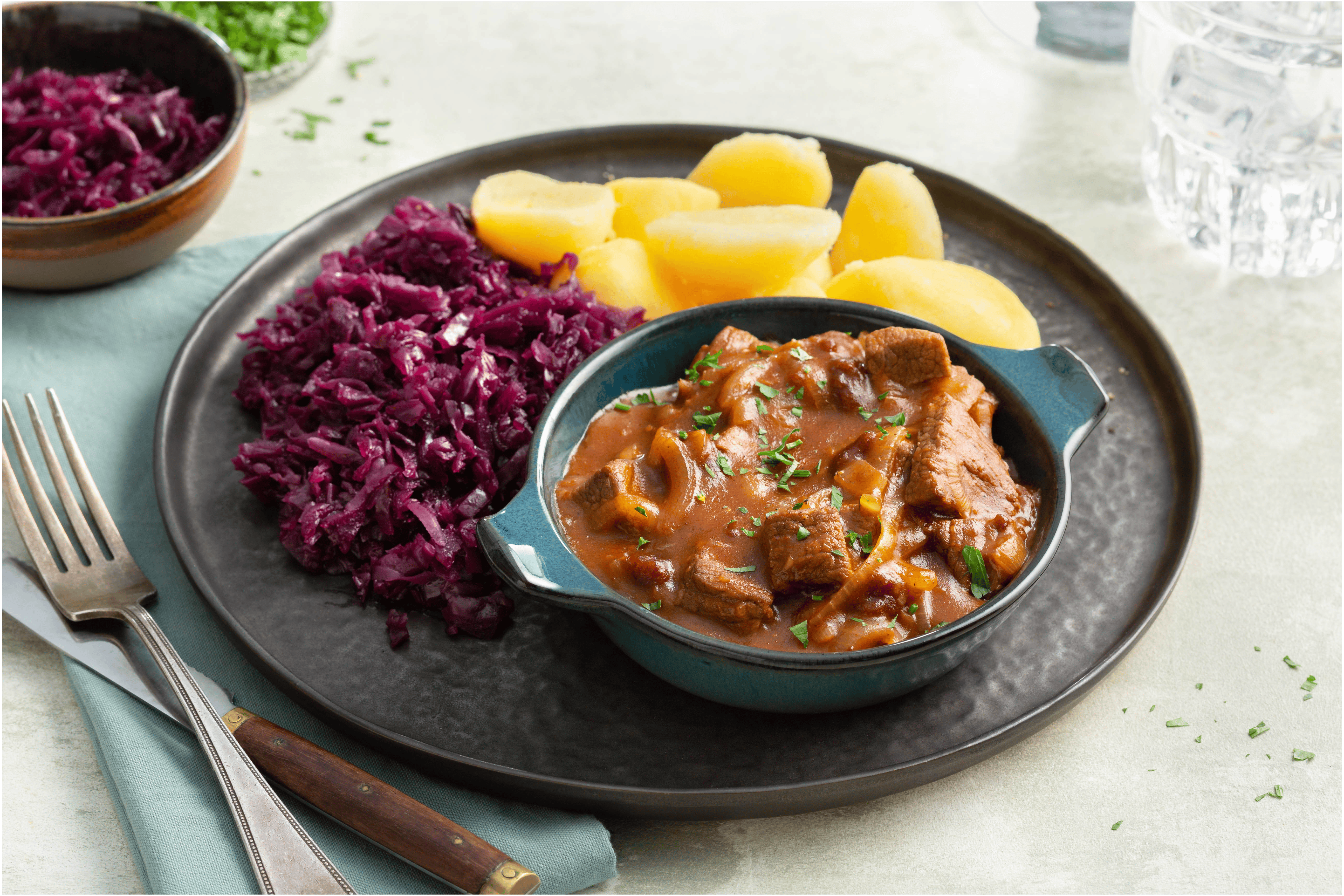 Hachee met rode kool en gekookte aardappelen