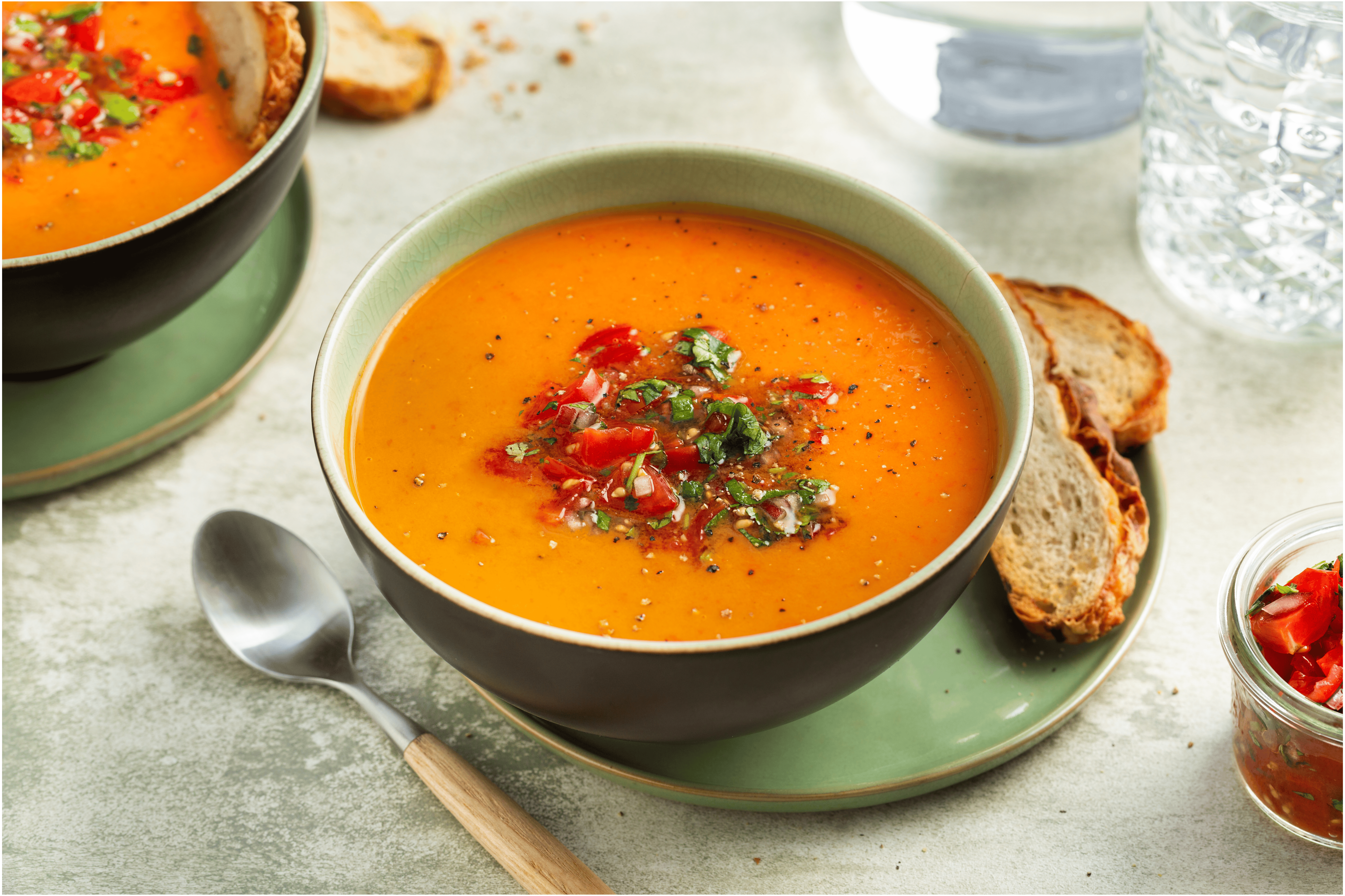 Paprikasoep met een tomatensalsa