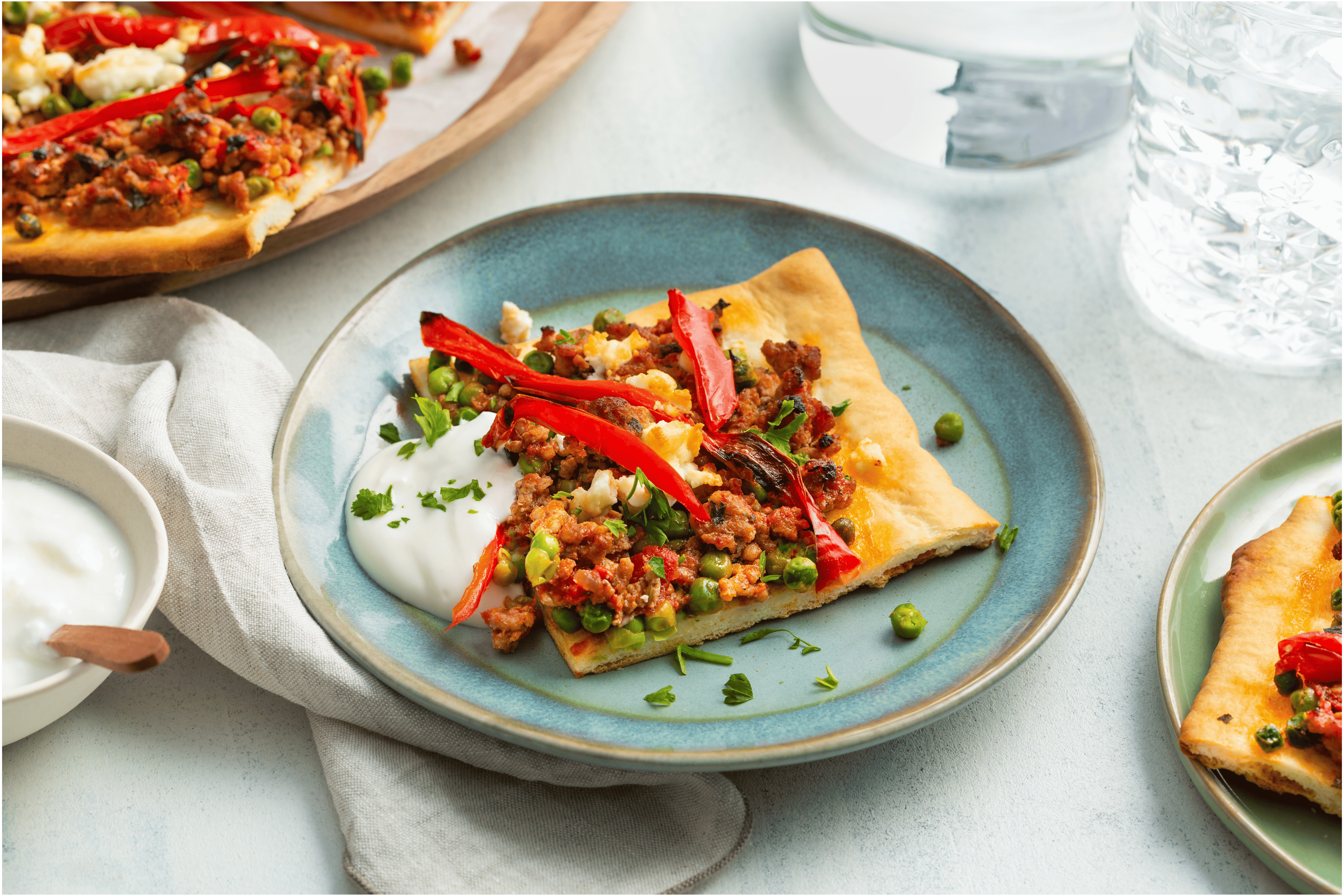 Mediterraanse pizza met gegrilde puntpaprika