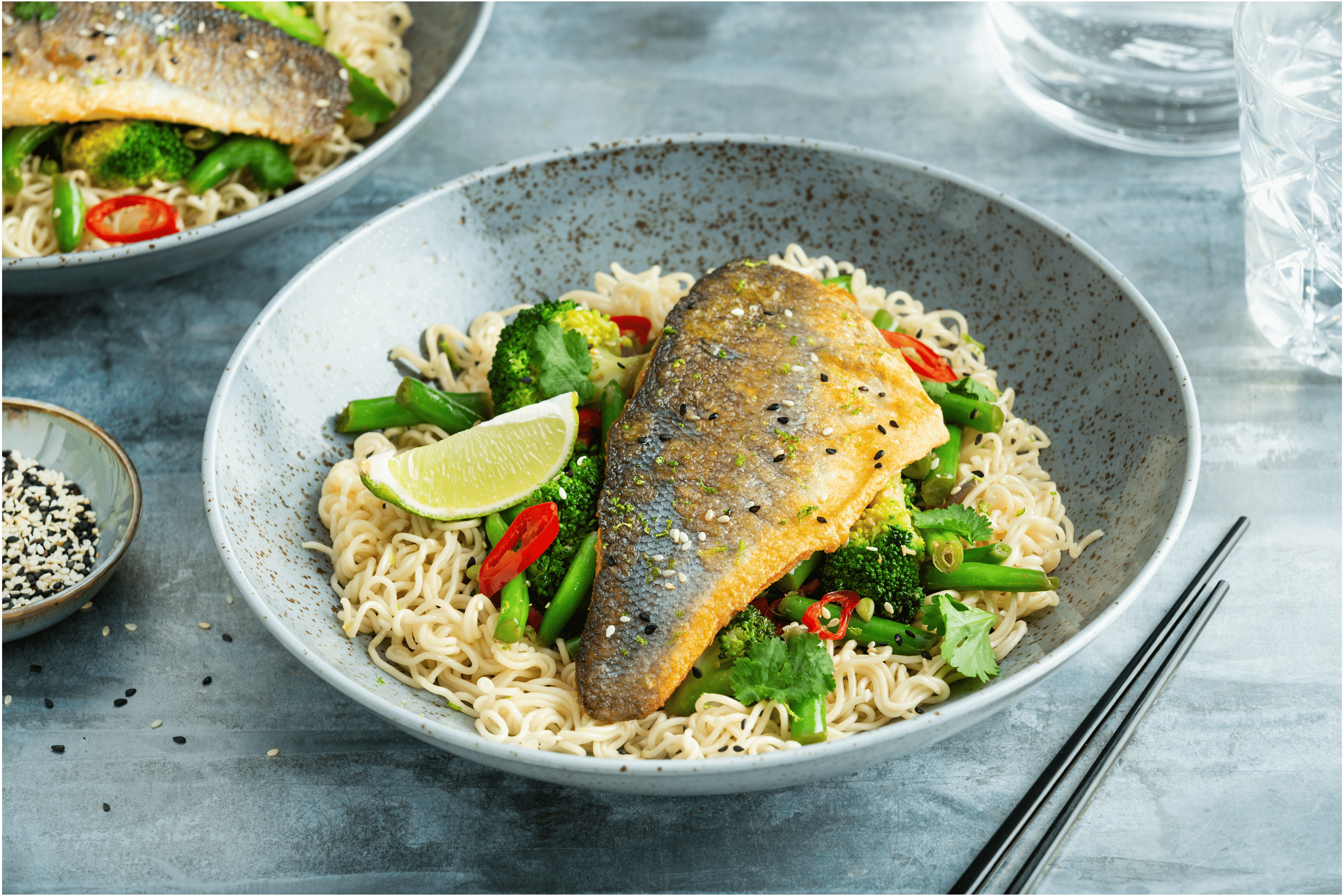 Zeebaars met gewokte groenten en noodles