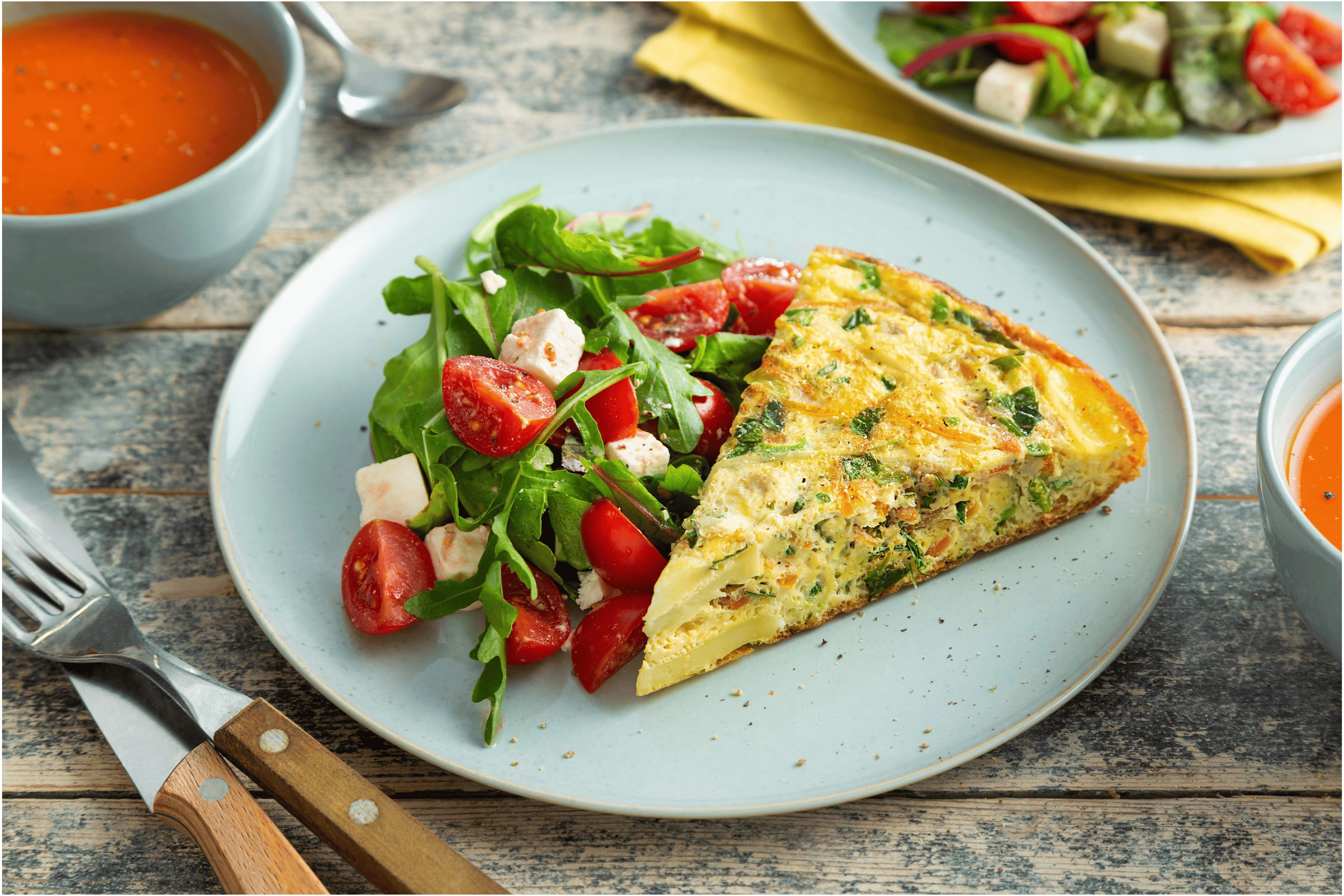 Groente tortilla met soep en salade