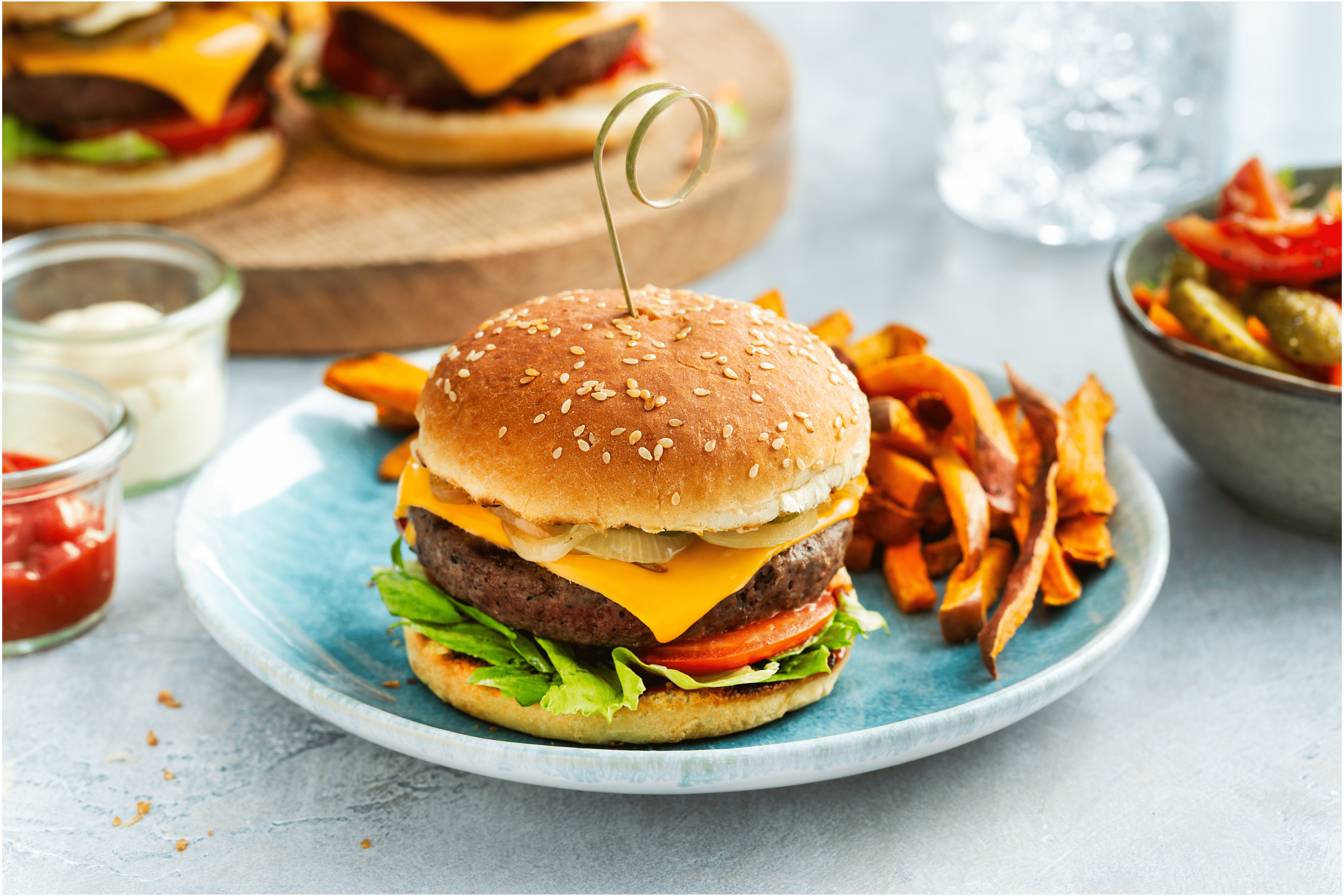 Cheeseburger met frietjes en salade