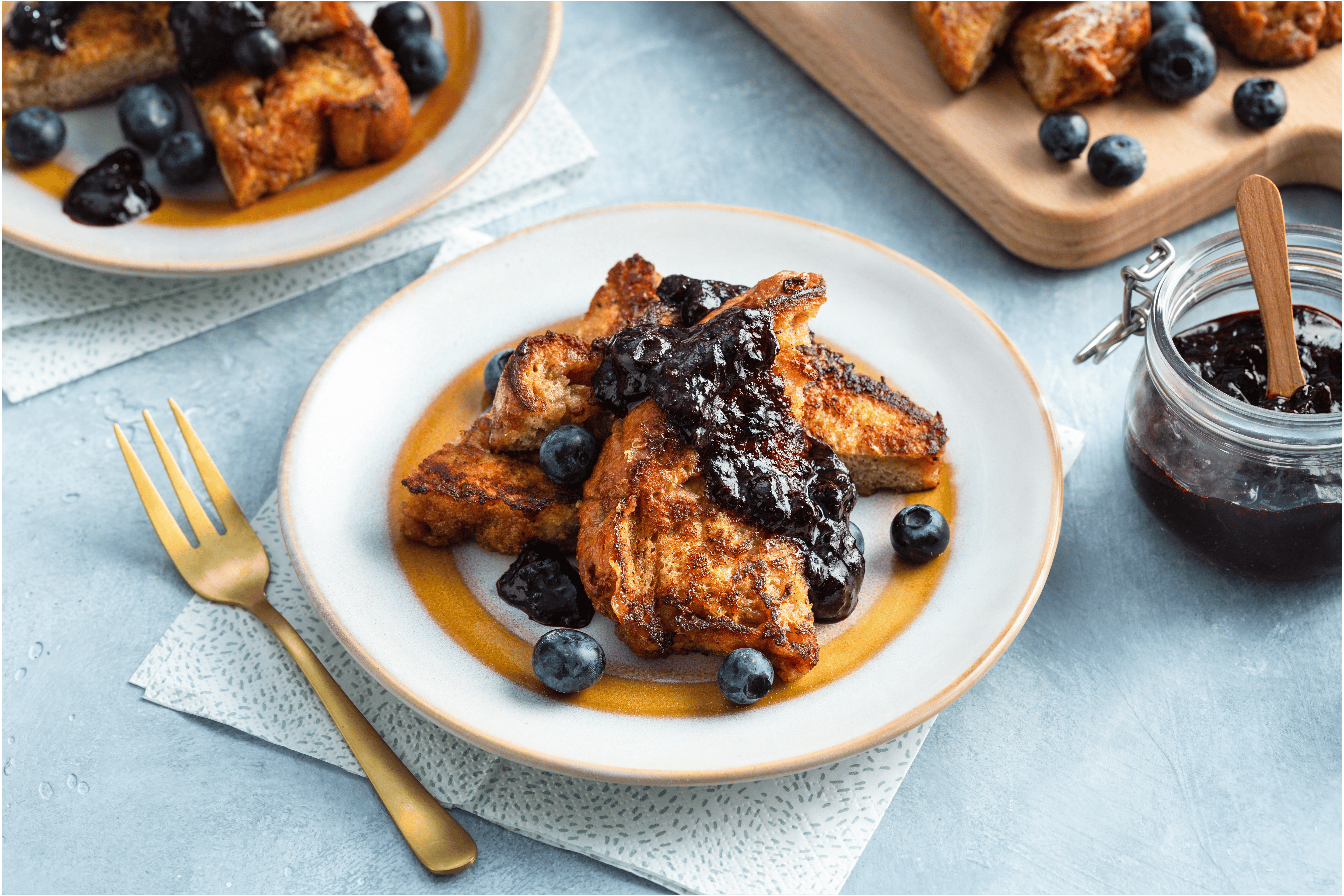 Suikerbrood wentelteefjes met blauwe bessensaus