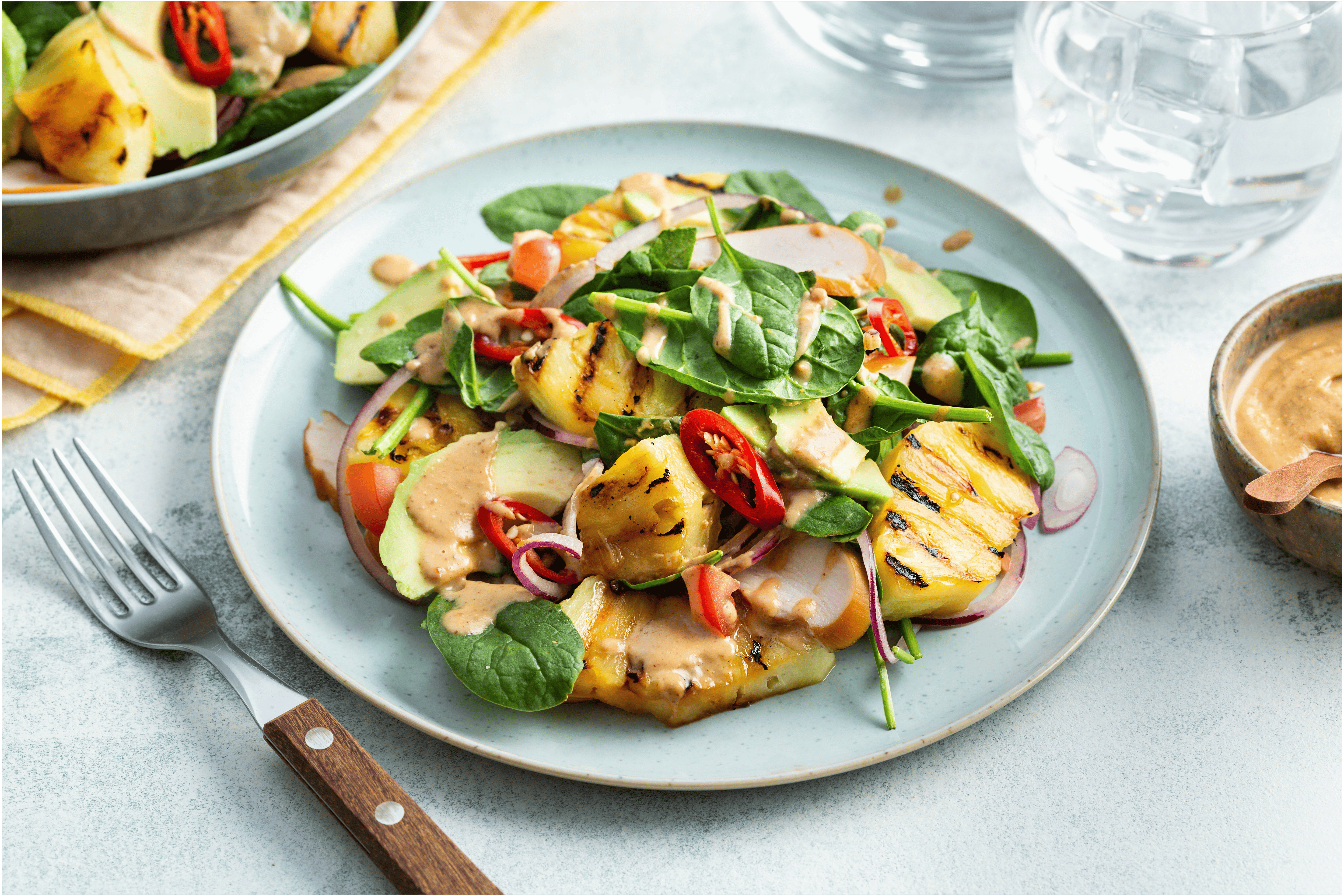 Gegrilde ananassalade met pindadressing