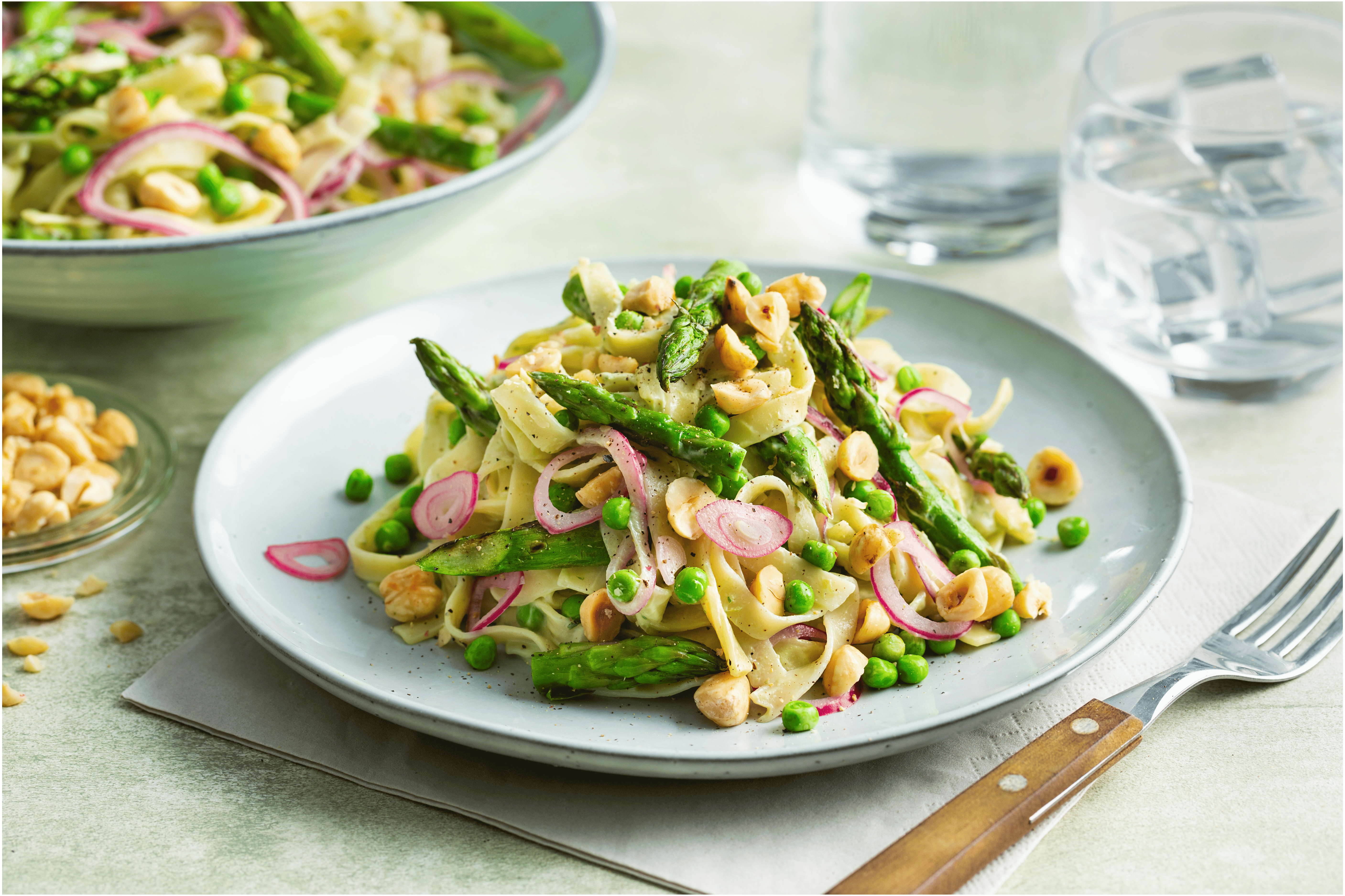 Groene pastasalade met romige basilicumsaus