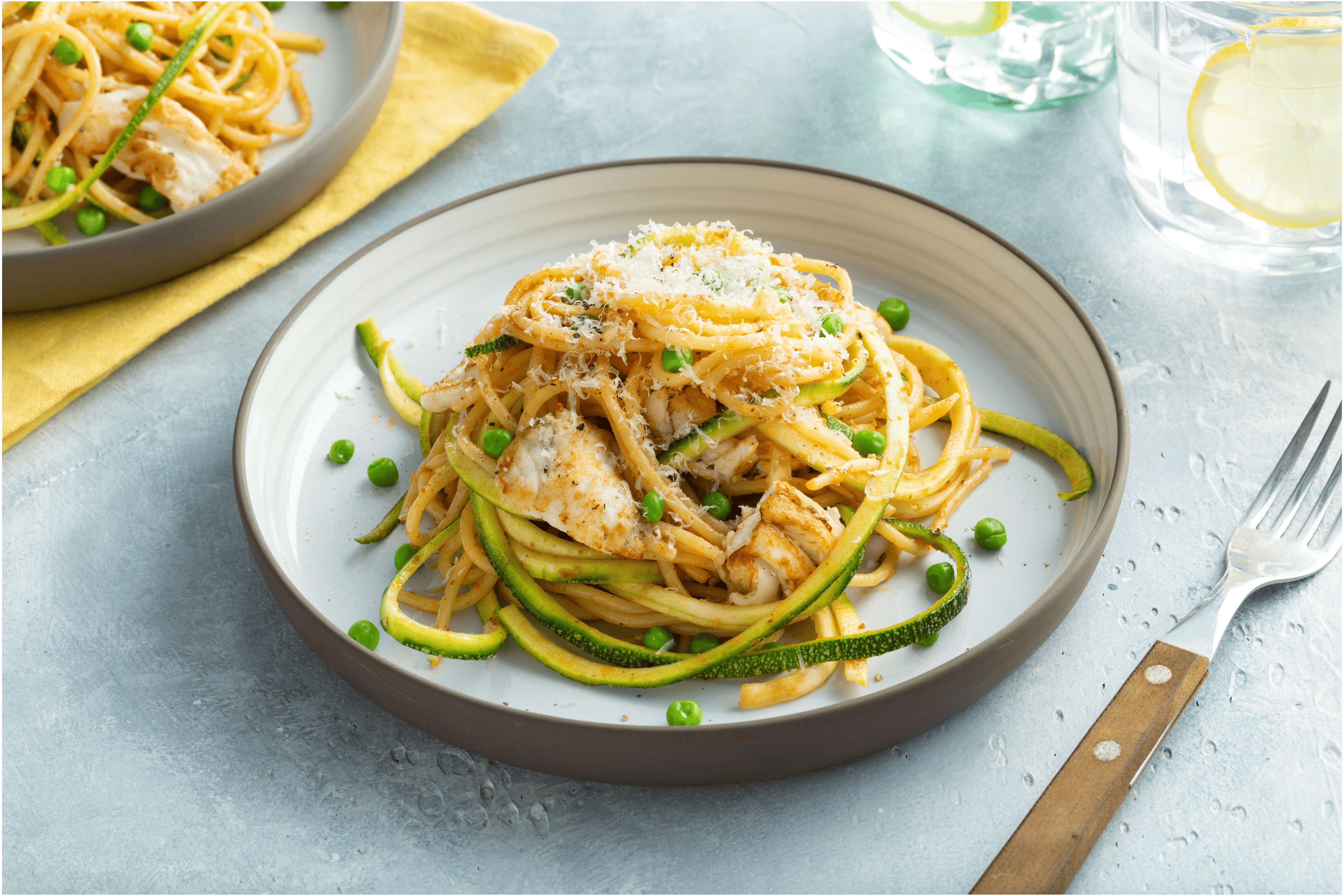 Victoriabaars met spaghetti, courgette en rode pesto