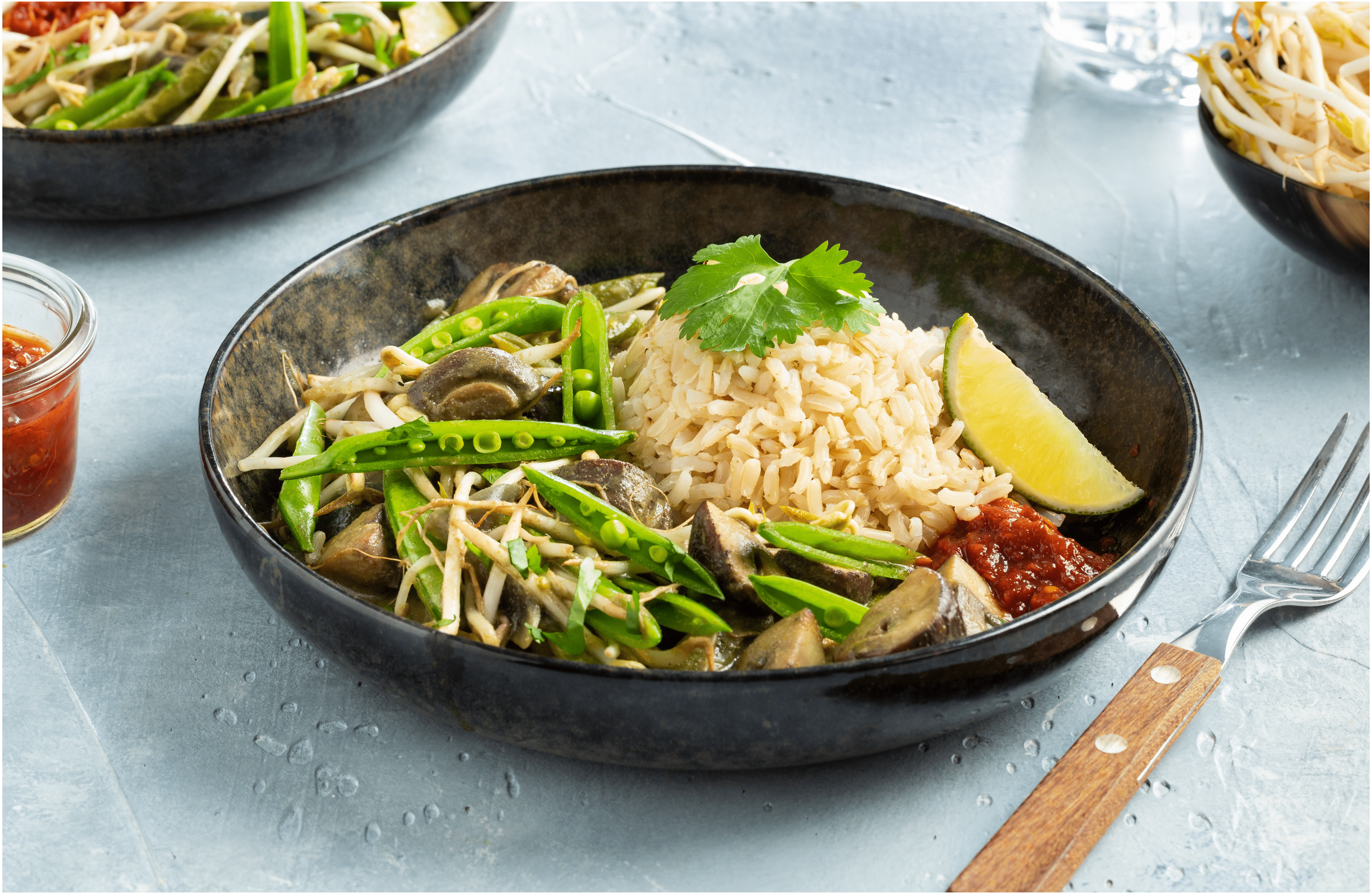Vegetarische groene curry met sugarsnaps en kastanjechampignons
