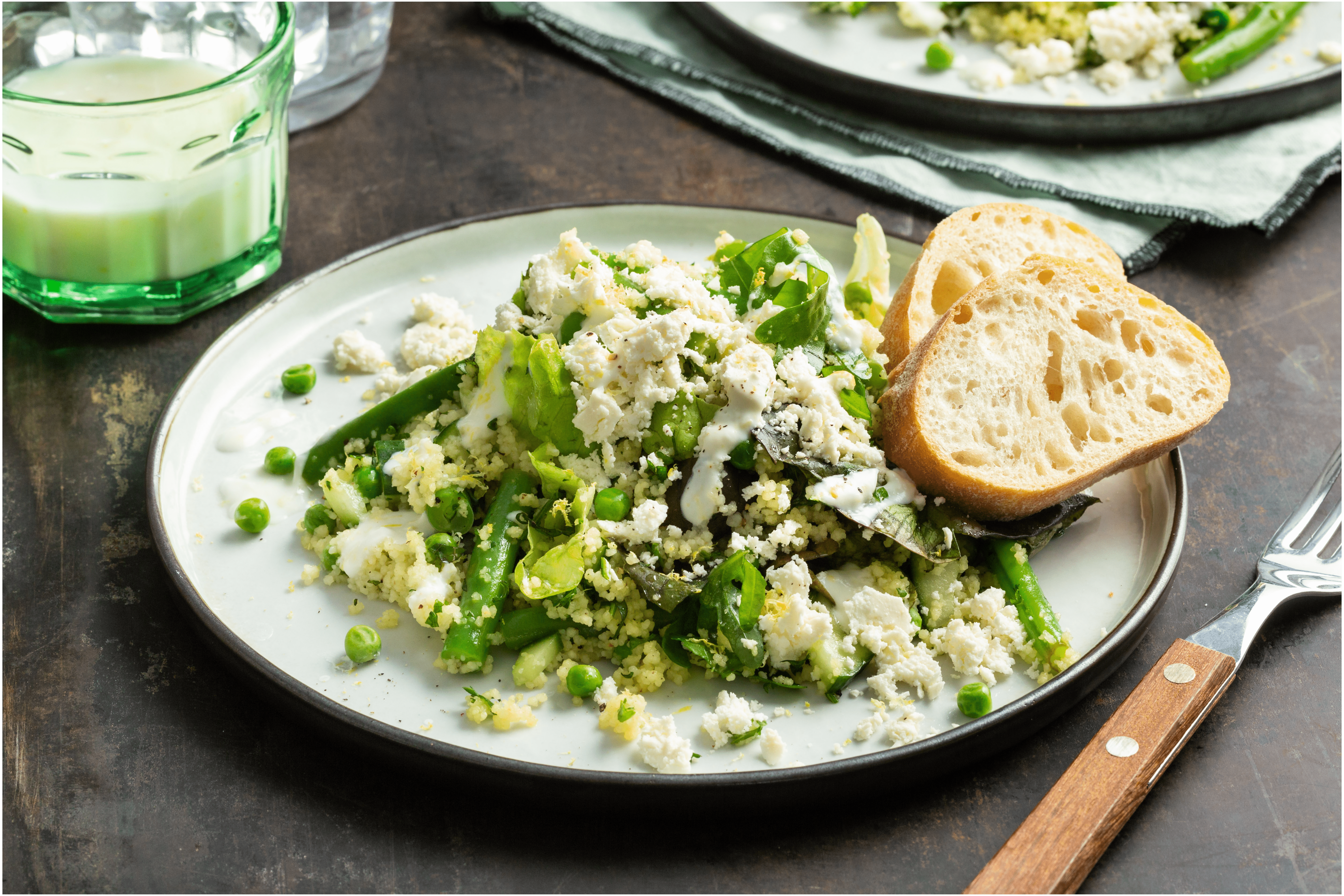 Couscous salade met groene groenten en frisse citroen-yoghurt dressing