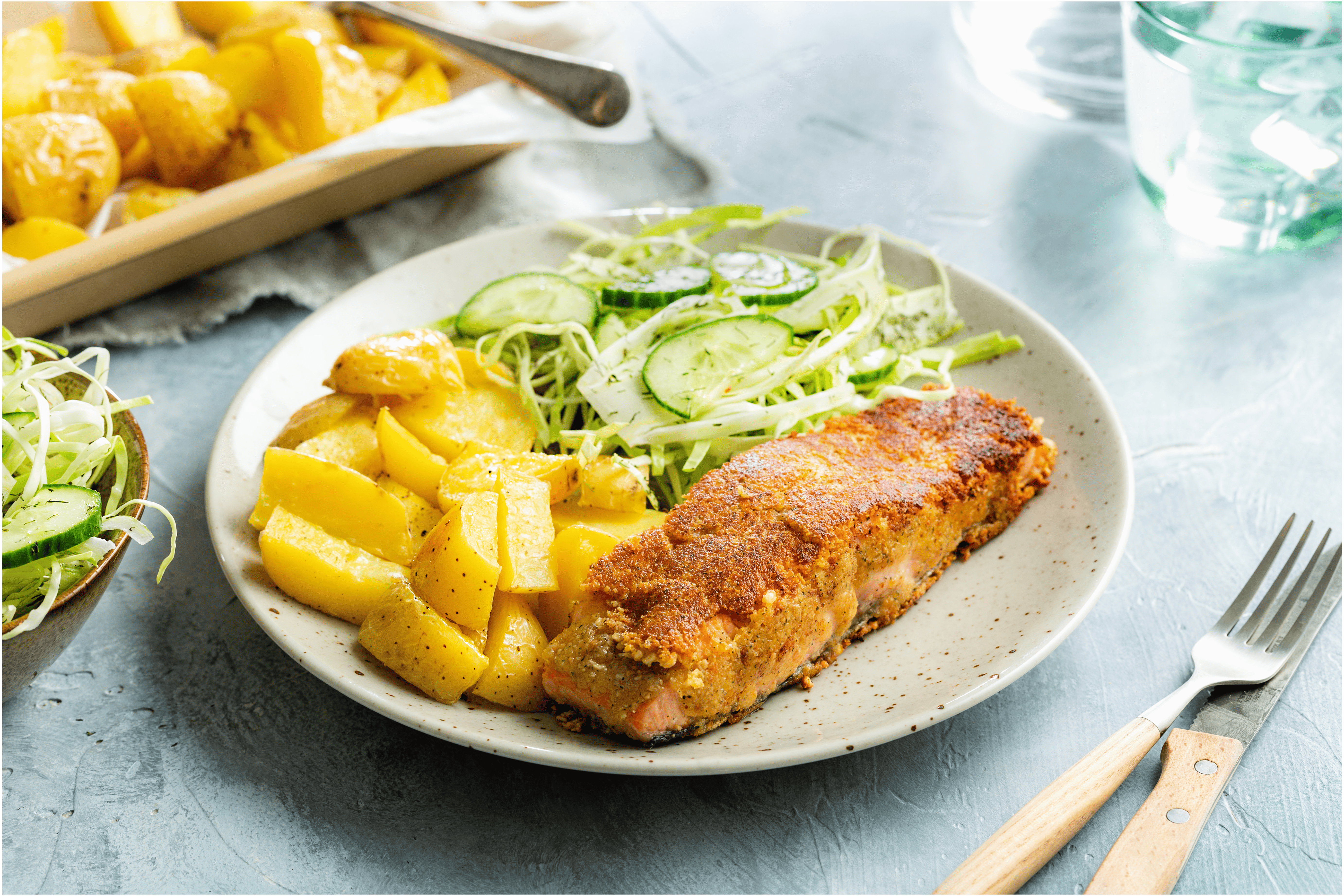 Krokante zalmfilet met knoflook-aardappeltjes