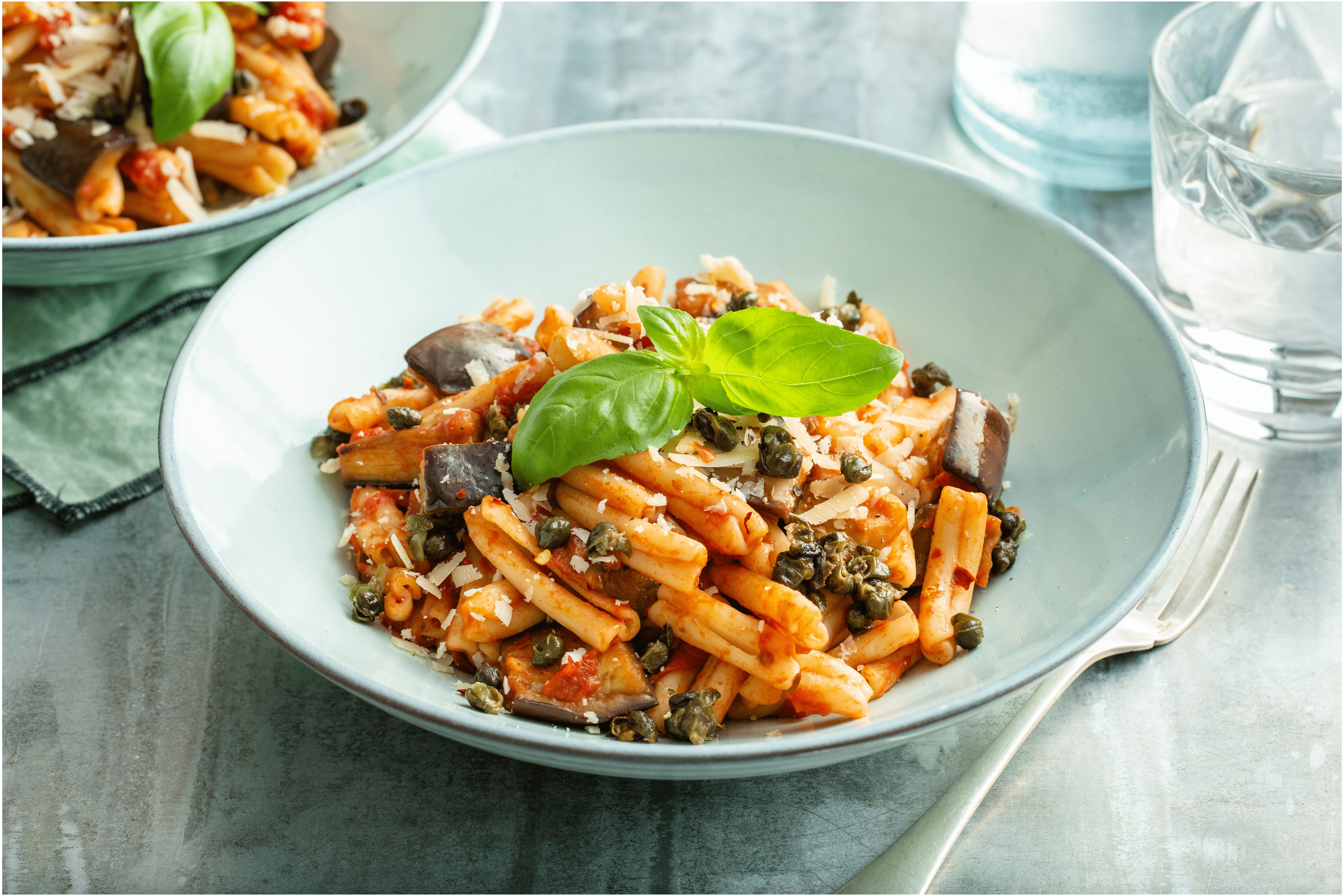 Geroosterde aubergine met fusilatta in pittige tomatensaus