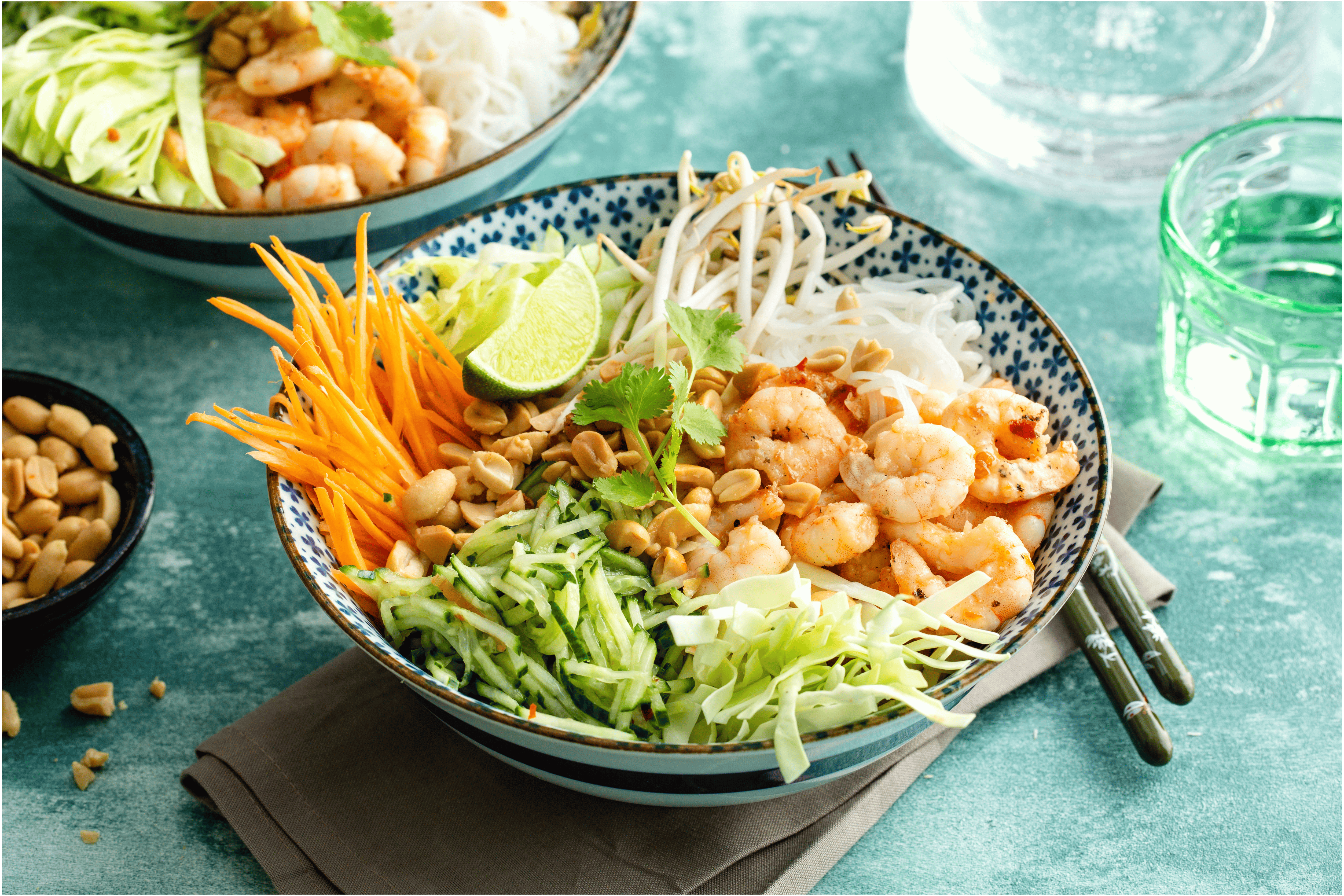 Vietnamese salade bowl met sweet chili garnalen
