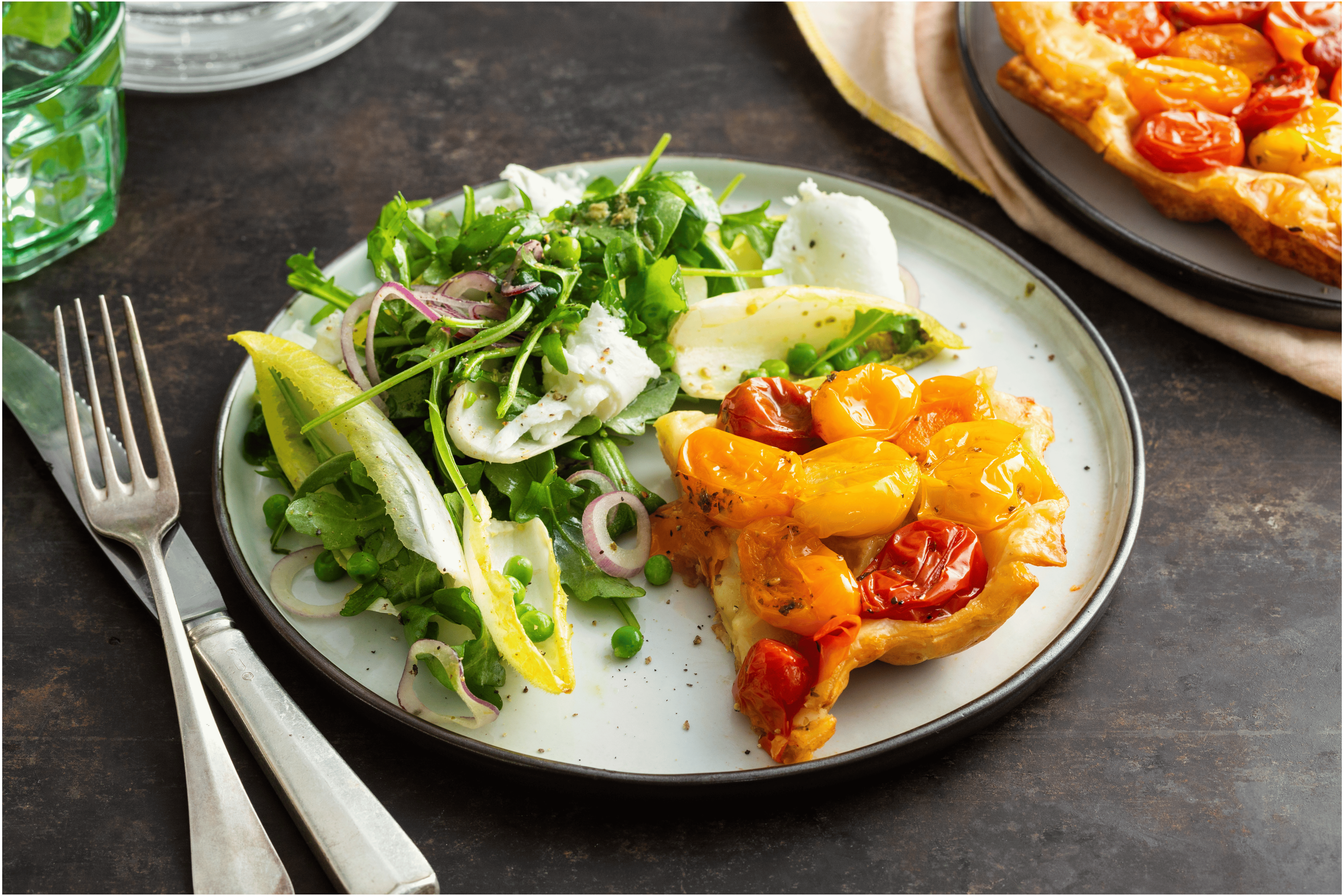 Tarte tatin van snoeptomaatjes met een frisse salade