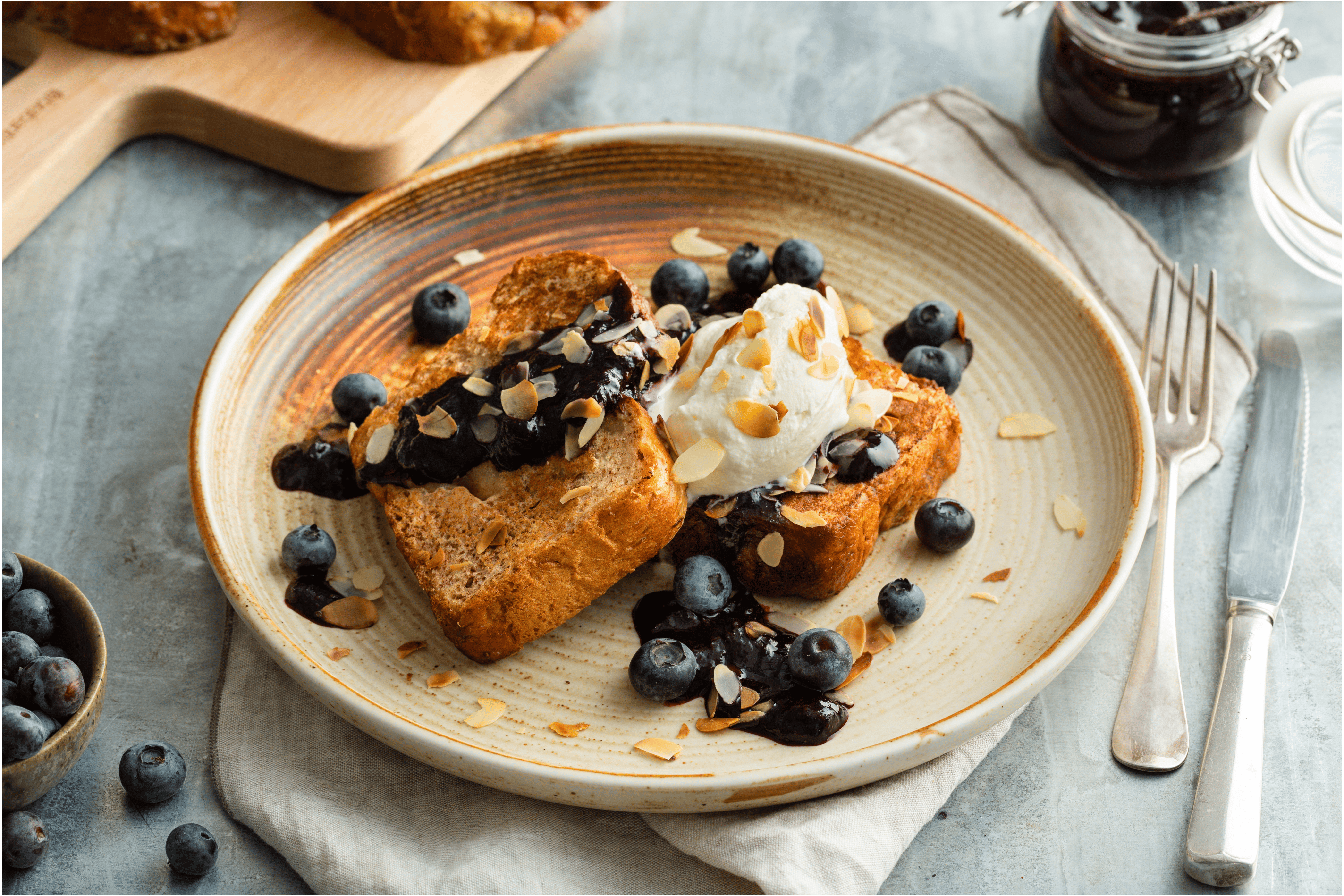 Wentelteefjes van suikerbrood met blauwe bessensaus