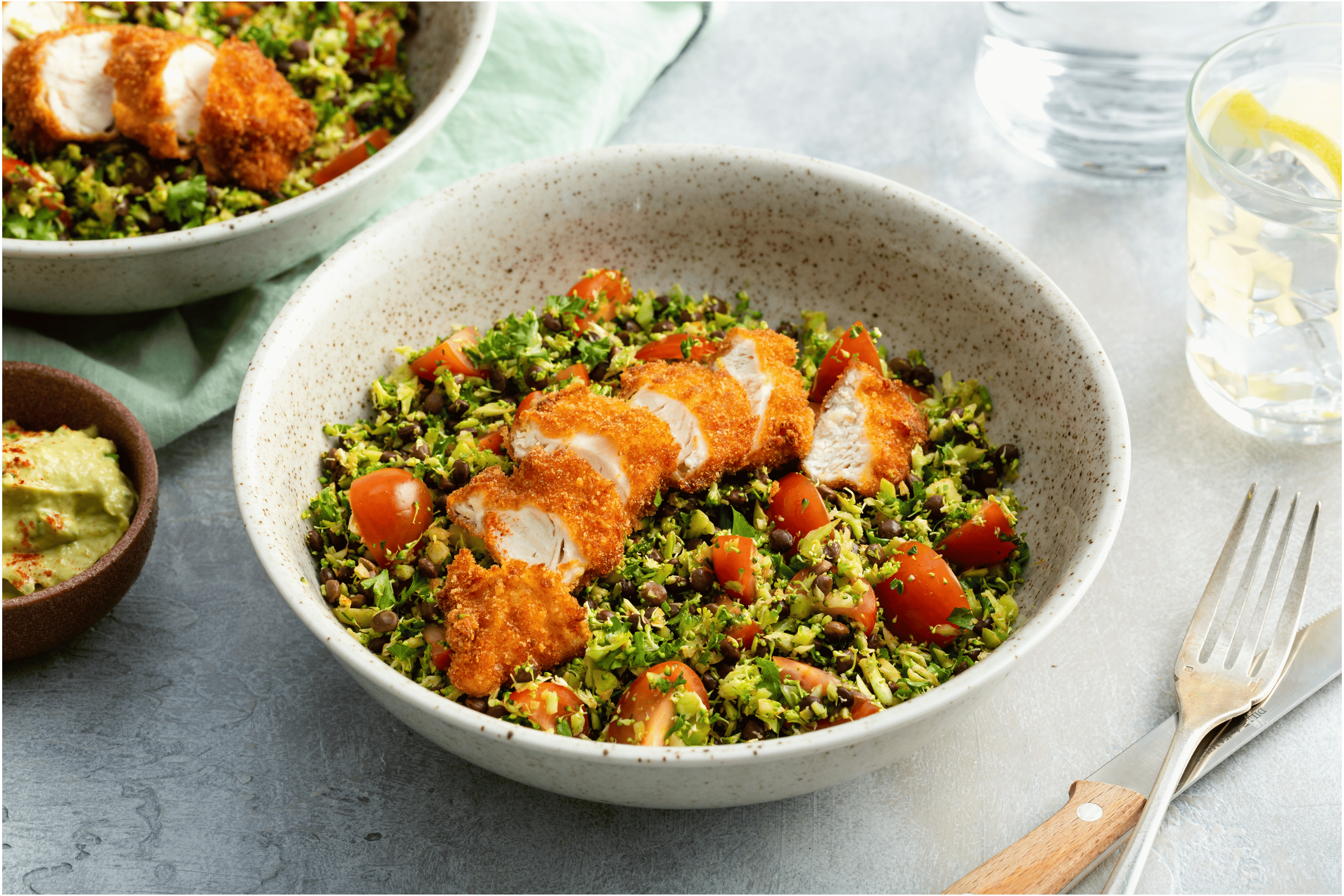 Lauwwarme broccoli-linzensalade met knapperige kip