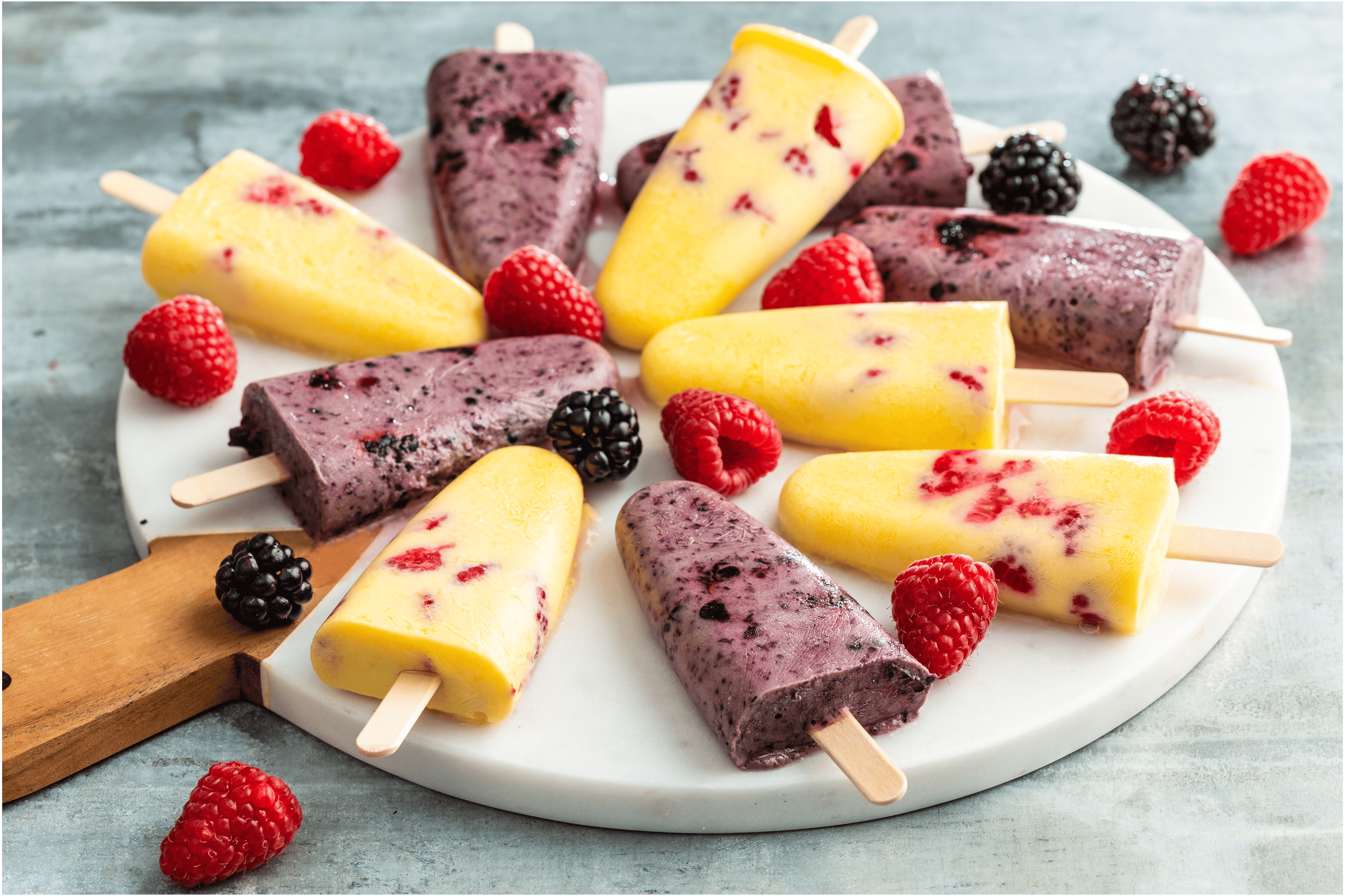Romige yoghurt-ijsjes met vers fruit
