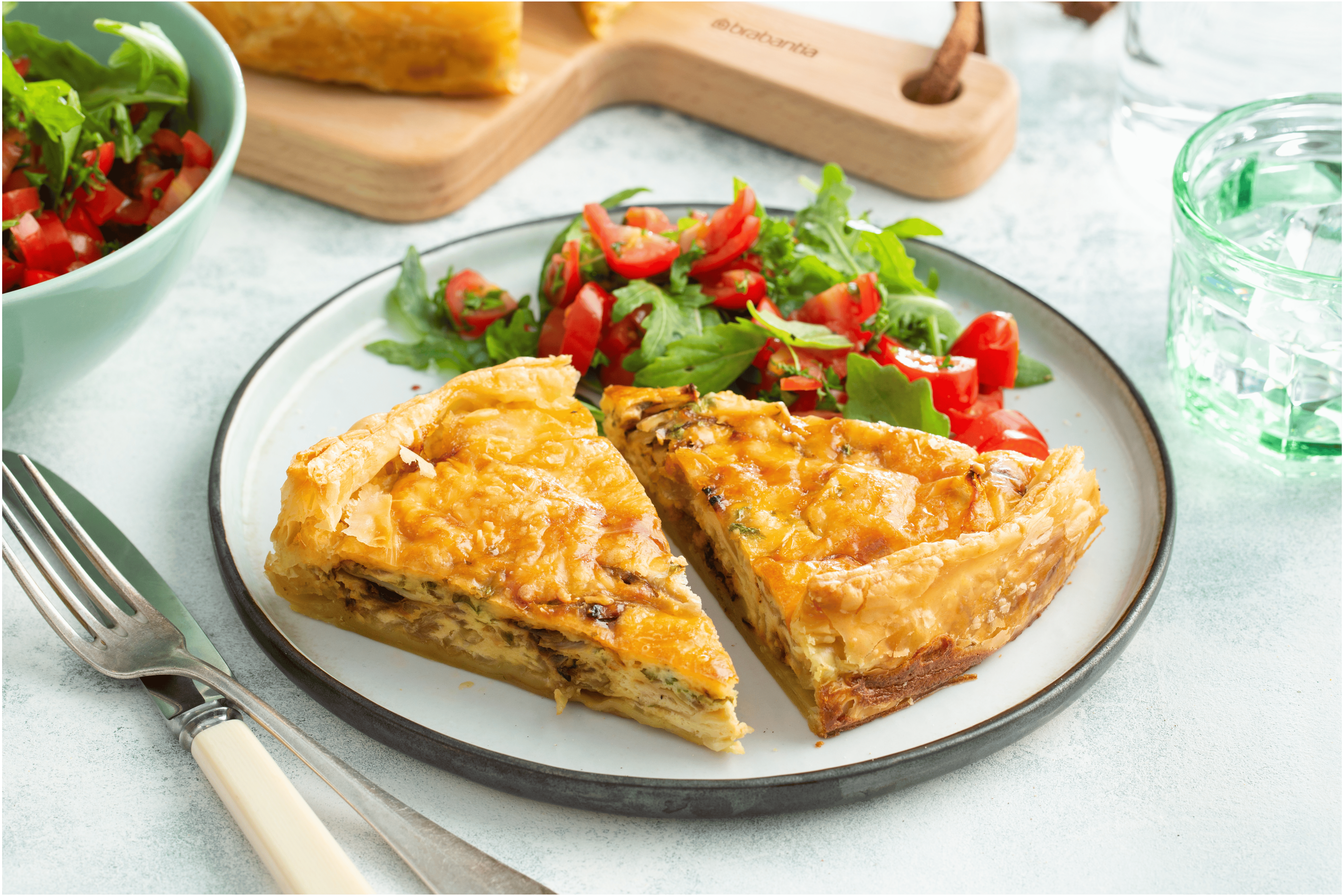 Huisgemaakte uientaart met tomatensalsa