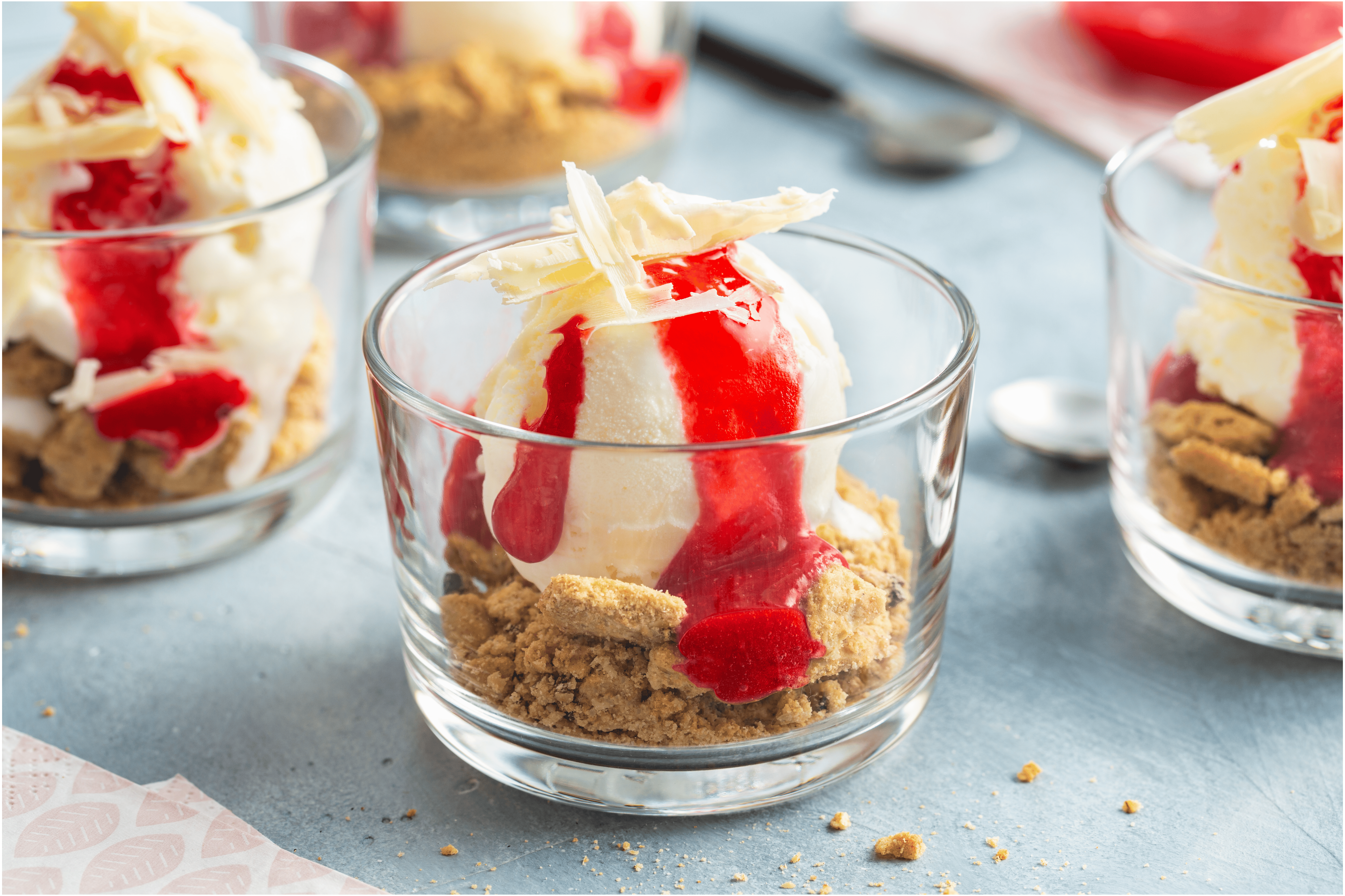 Vegan vanille ijs met huisgemaakte frambozensaus