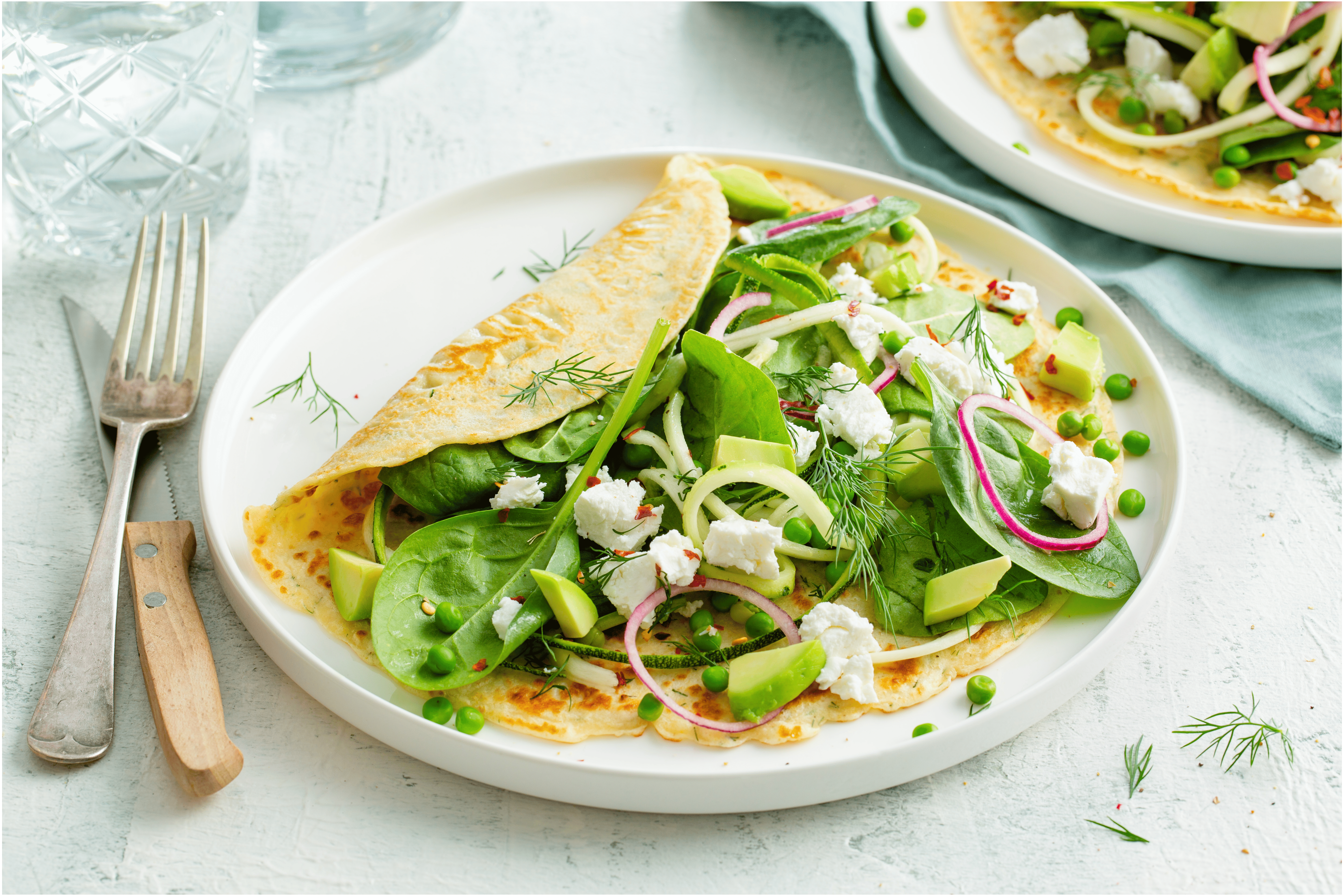 Kruidige pannenkoeken met geitenkaas en groene salade