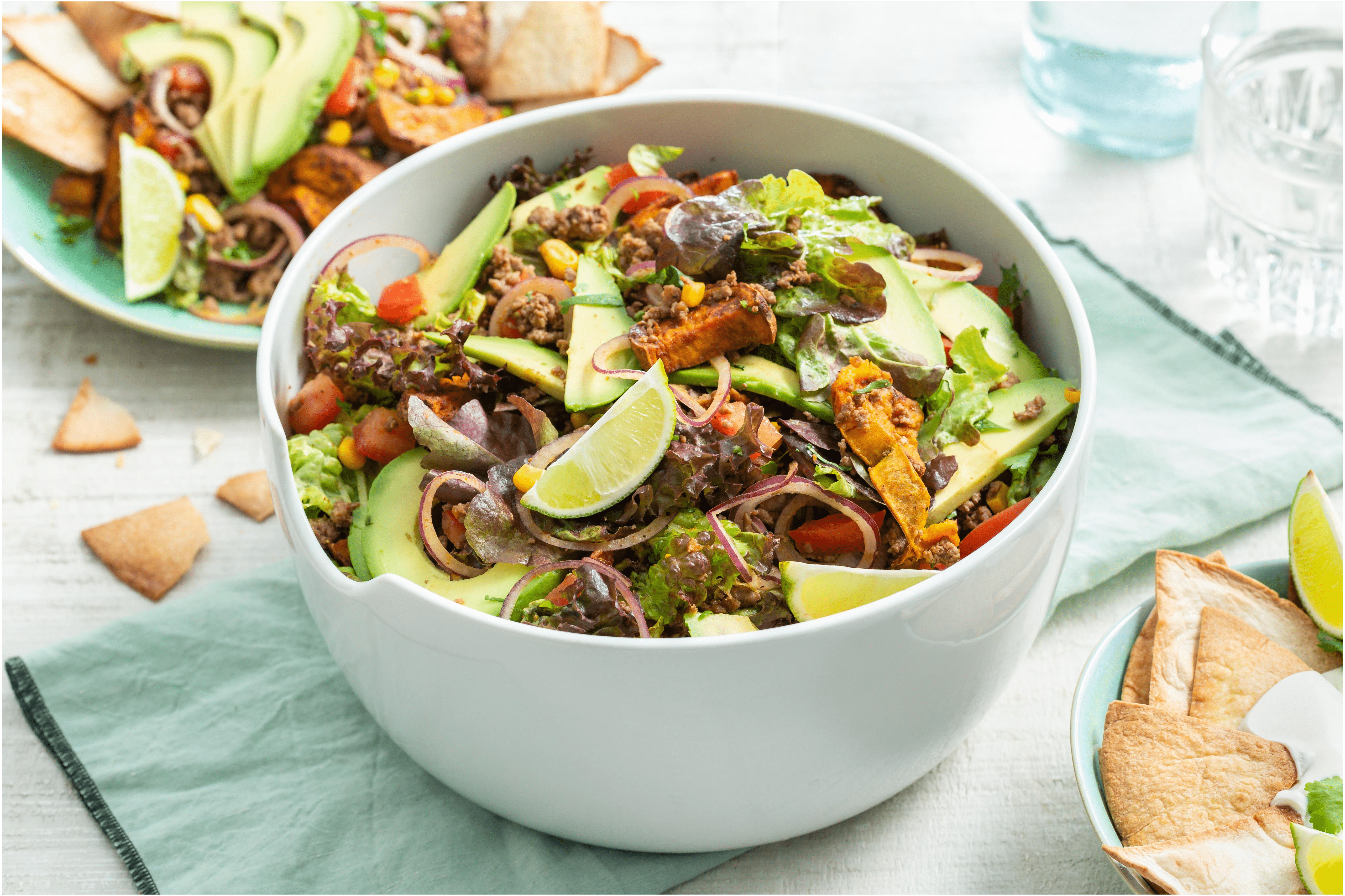 Burrito salade met tortilla chips uit de oven