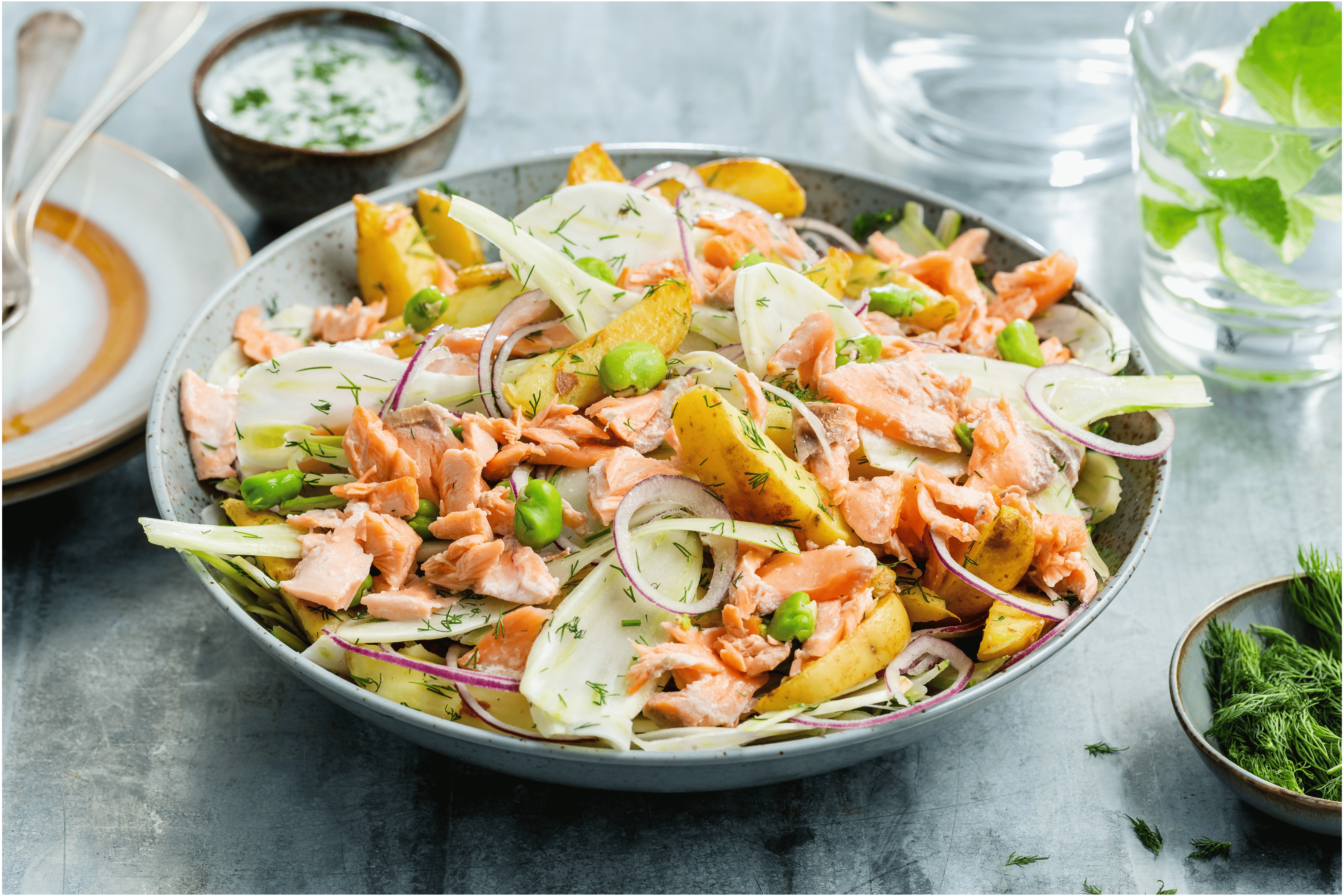 Frisse aardappelsalade met pulled salmon
