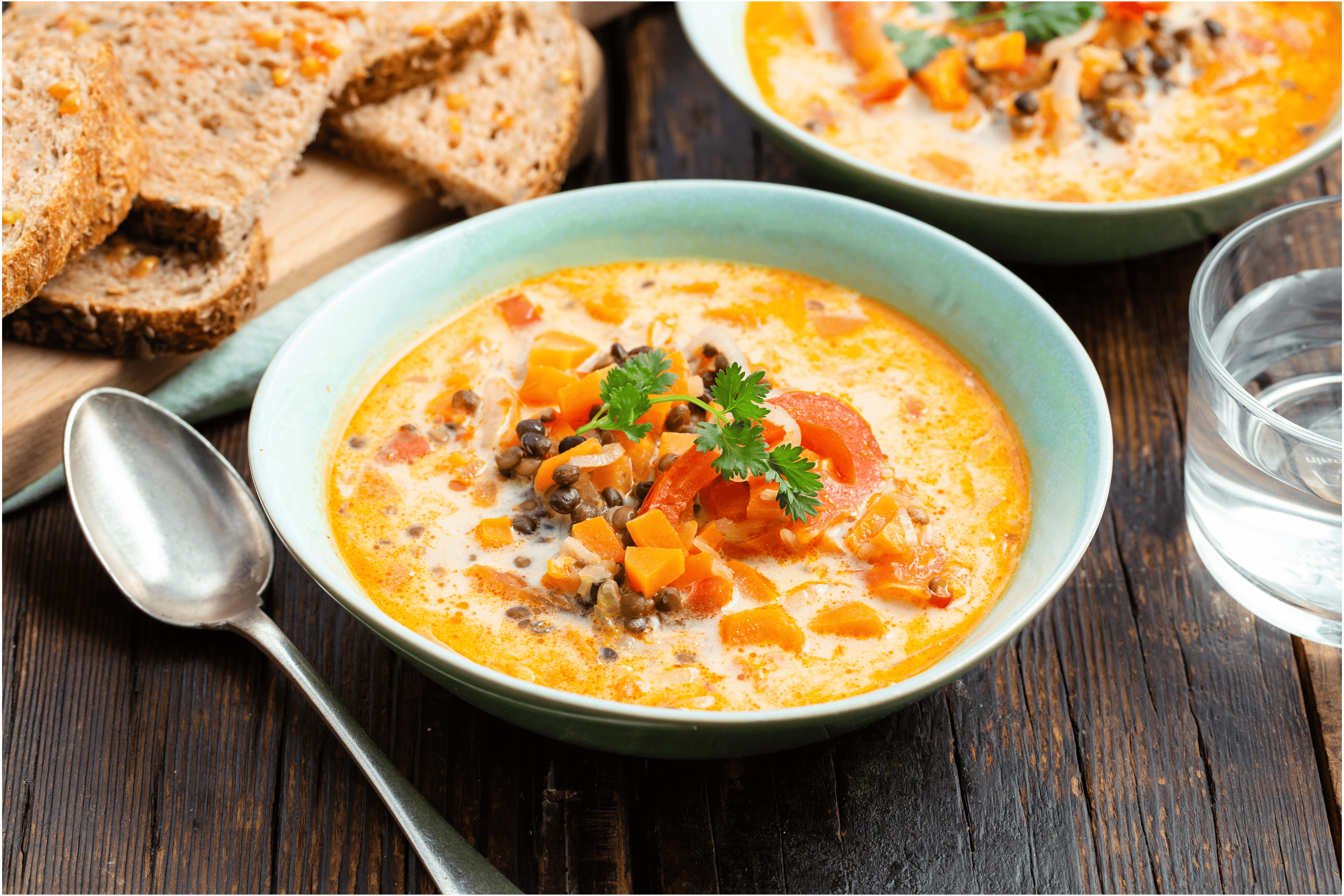 Kokos-linzensoep met tomatenbrood