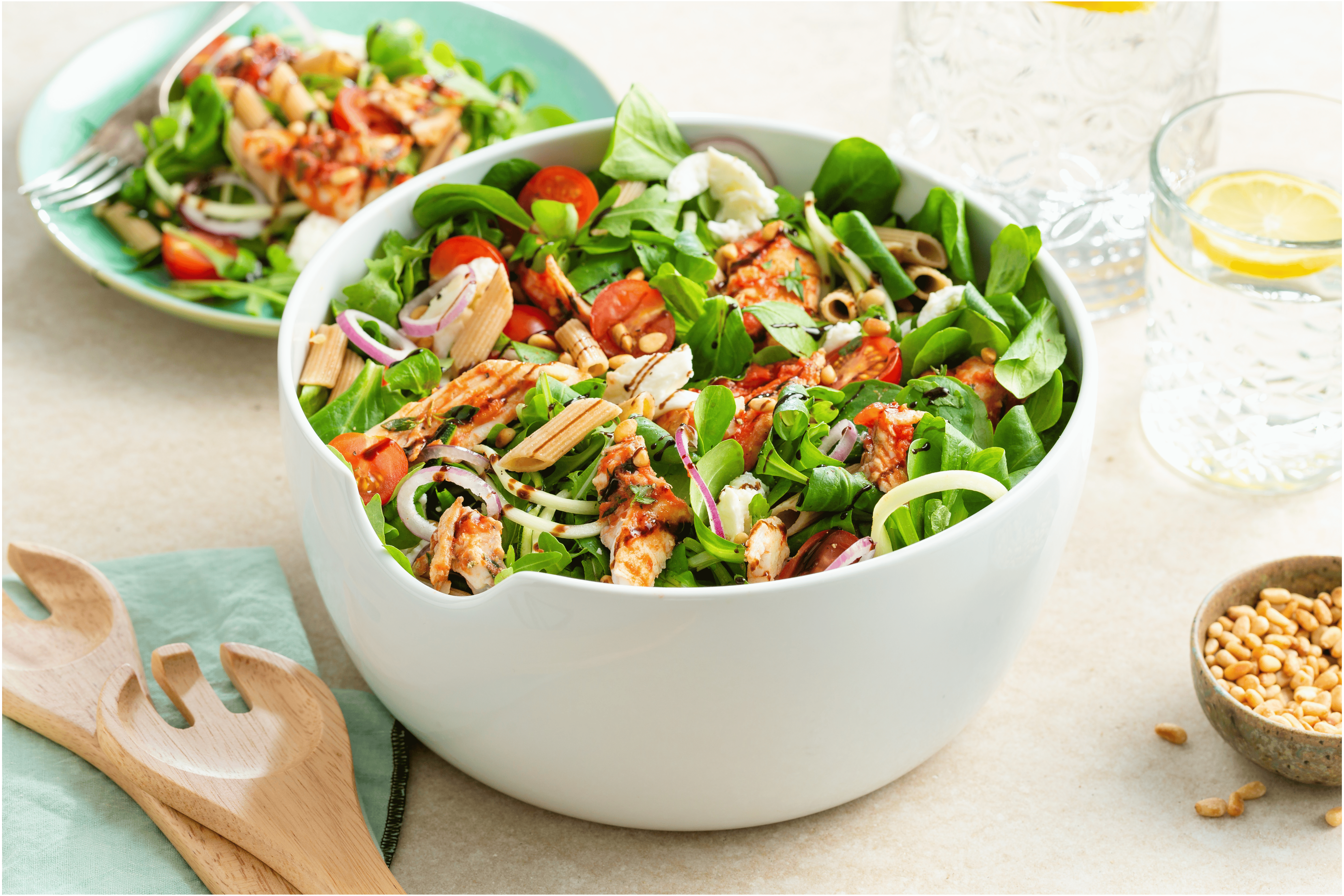 Maaltijdsalade met penne en scholfilet