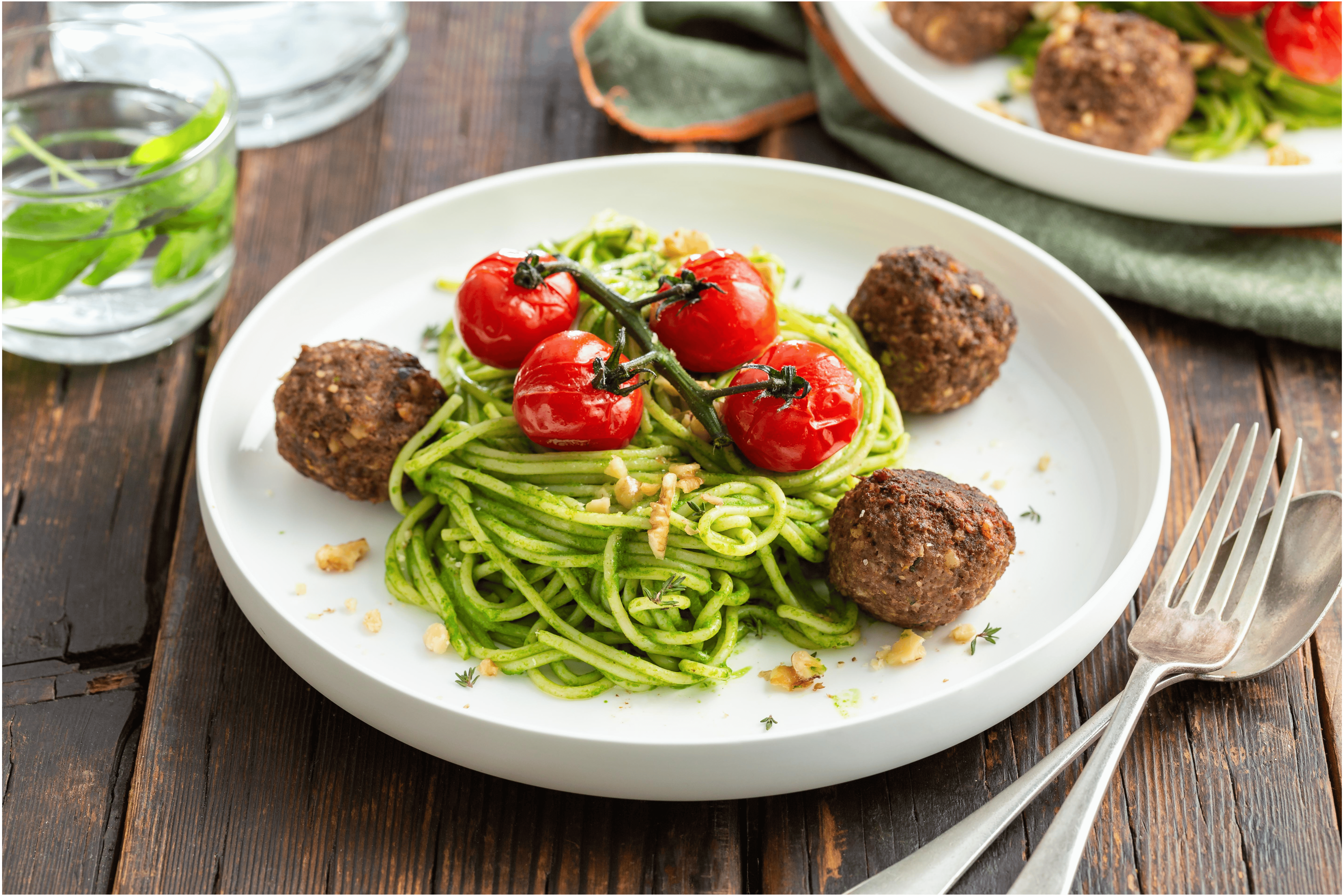 Spaghetti met walnoot-gehaktballetjes en spinaziesaus